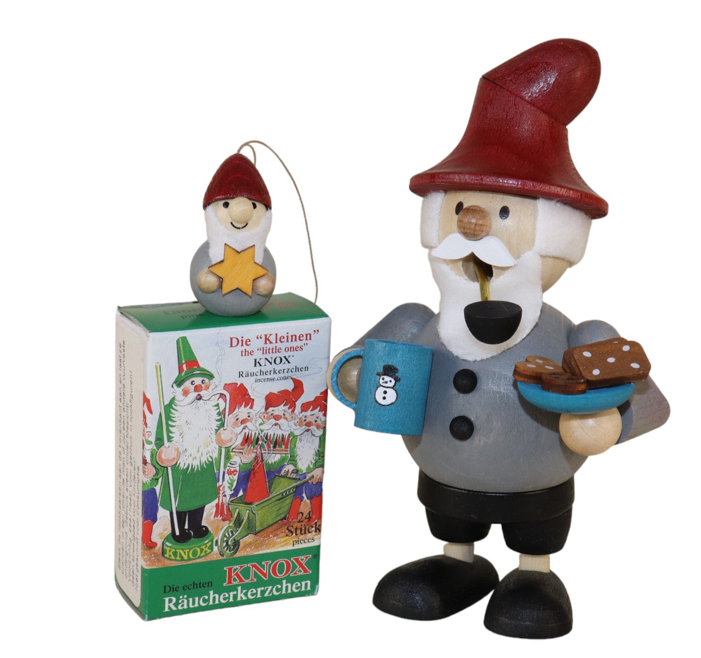 Geschenkset Mini-Räuchermann Wichtel mit Tasse und Keksen 12,5 cm groß+1 Baumbehang+1 Pack Mini Räucherkerzen