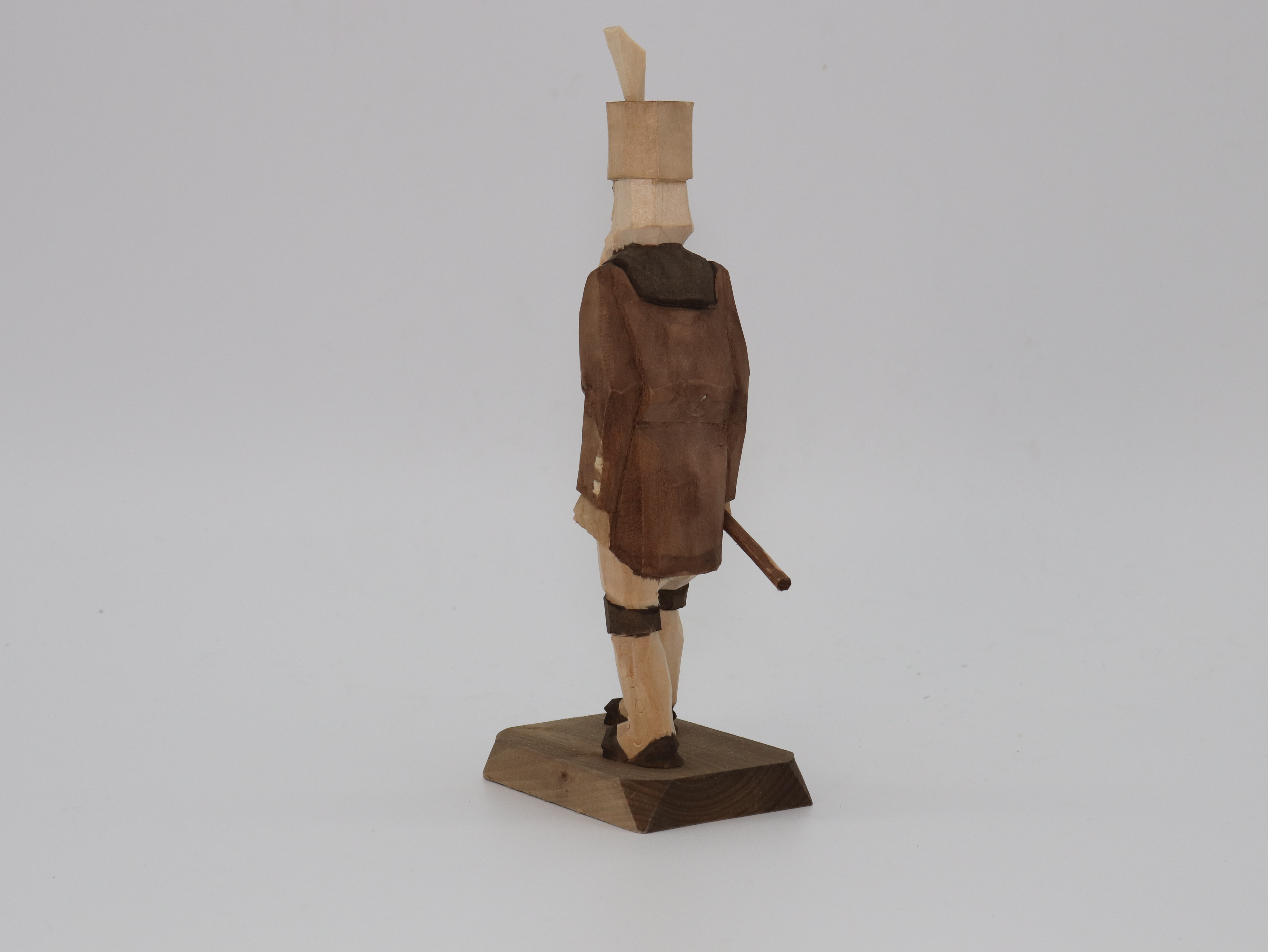Figur aus Holz "Bergmann" in braun und naturbelassen holzfarben.