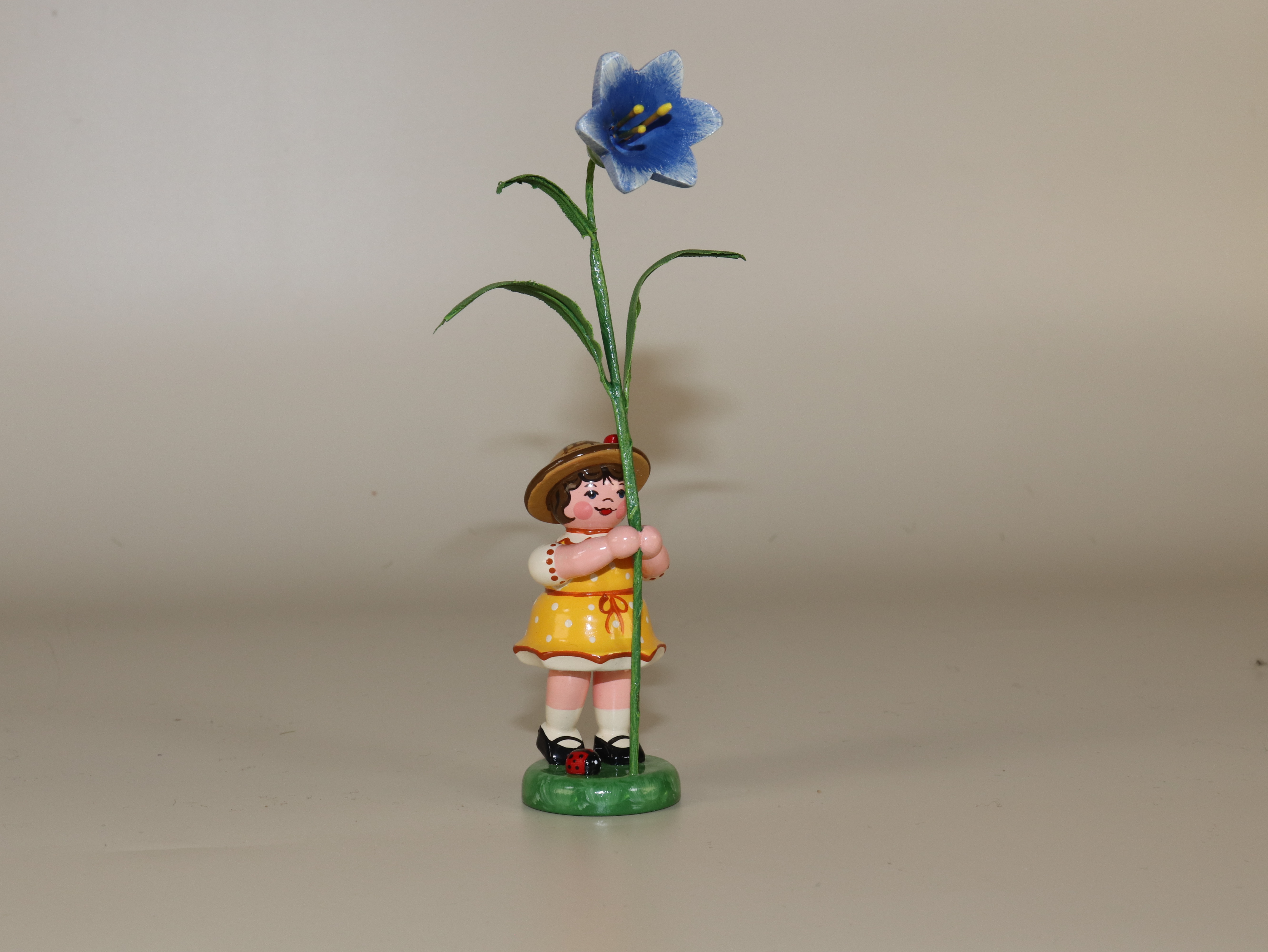 Blumenkind "Mädchen mit Blauglöckchen" als frühlingshafte Tischdeko