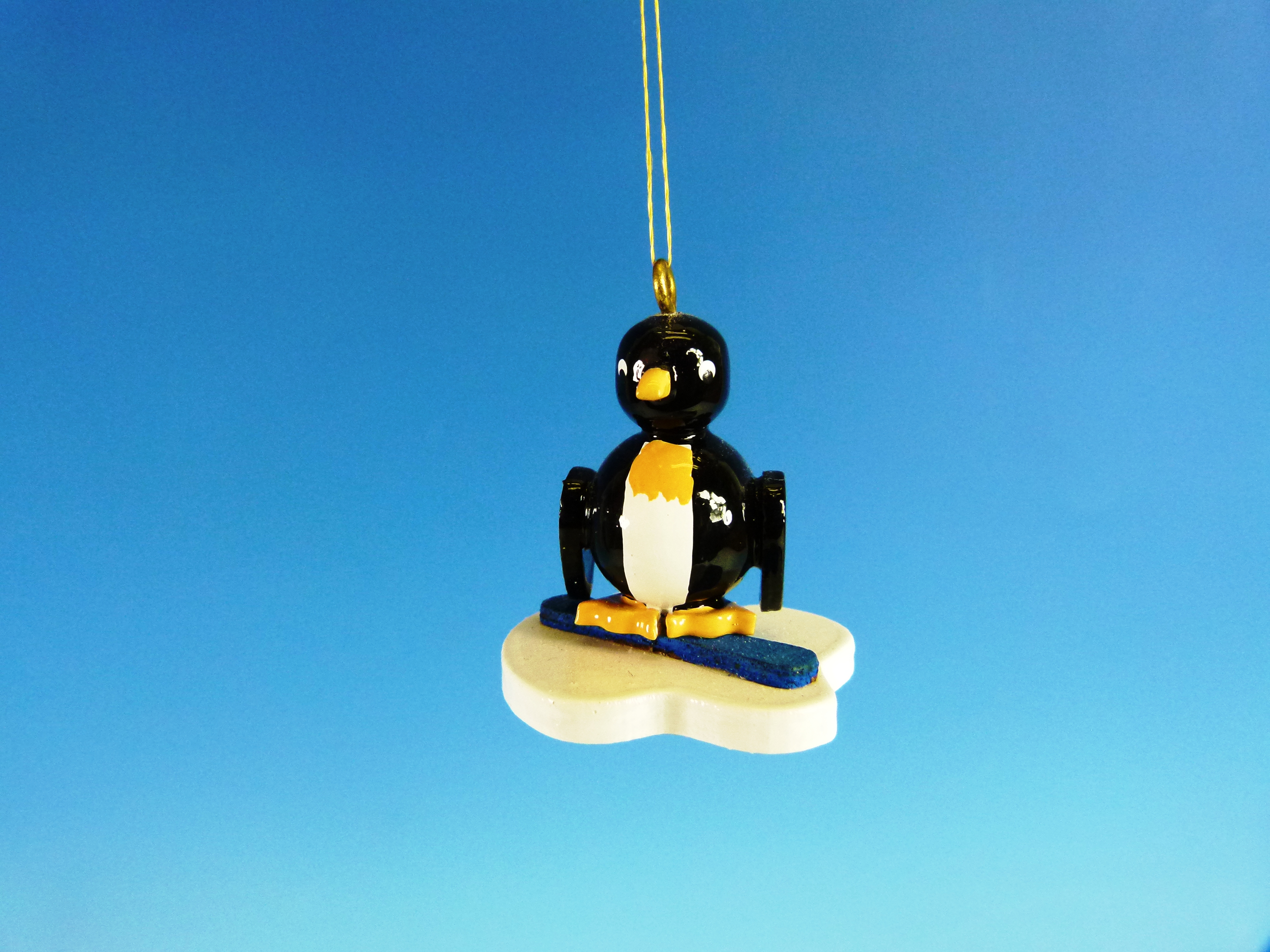 Pinguin mit Snowboard als Anhänger für Strauch oder Baum