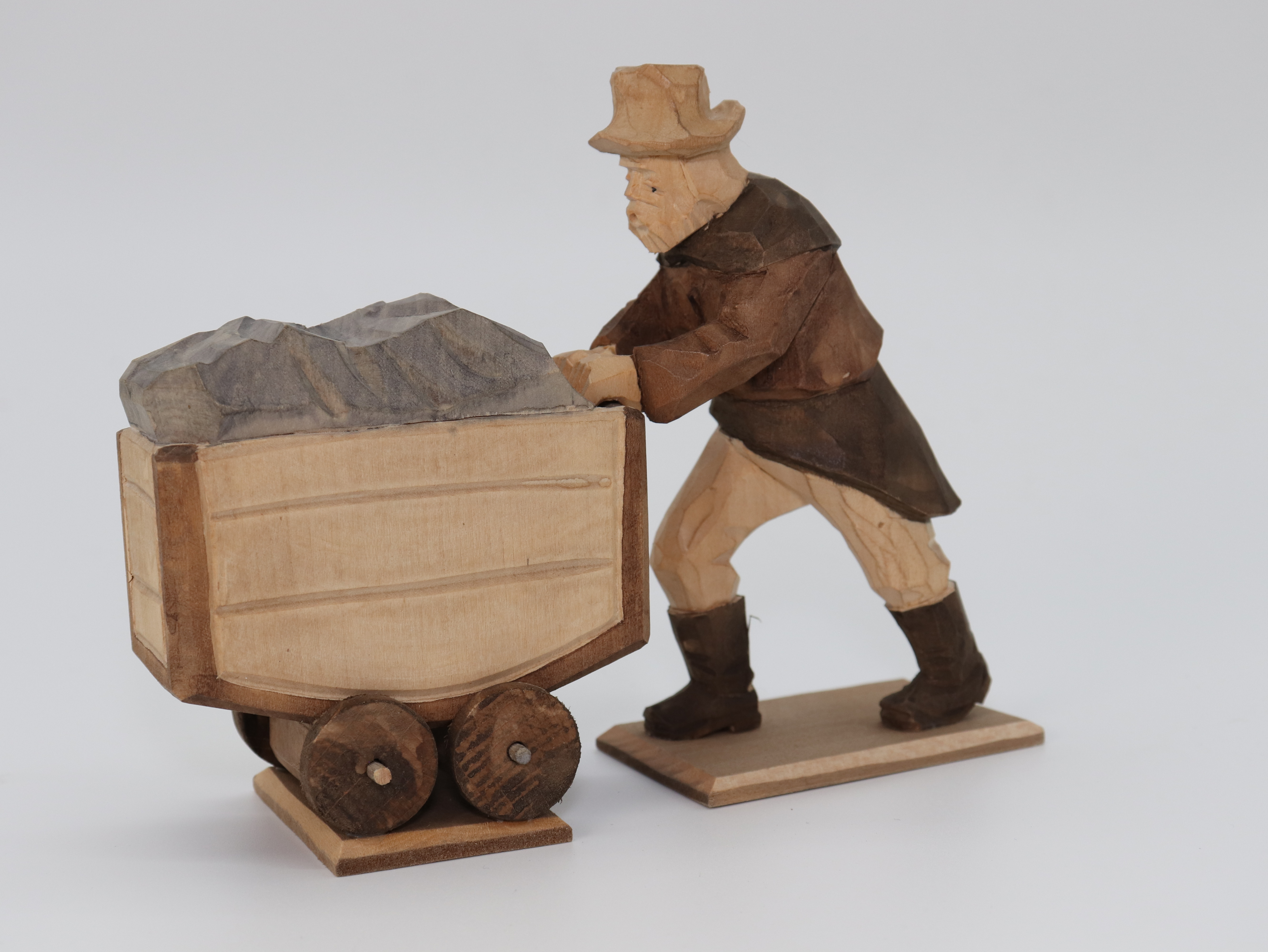 bergmann-mit-lore-geschnitzt-und-lasiert-10-ullrich-kunsthandwerk-paul-ullrich-volkskunstbestehen