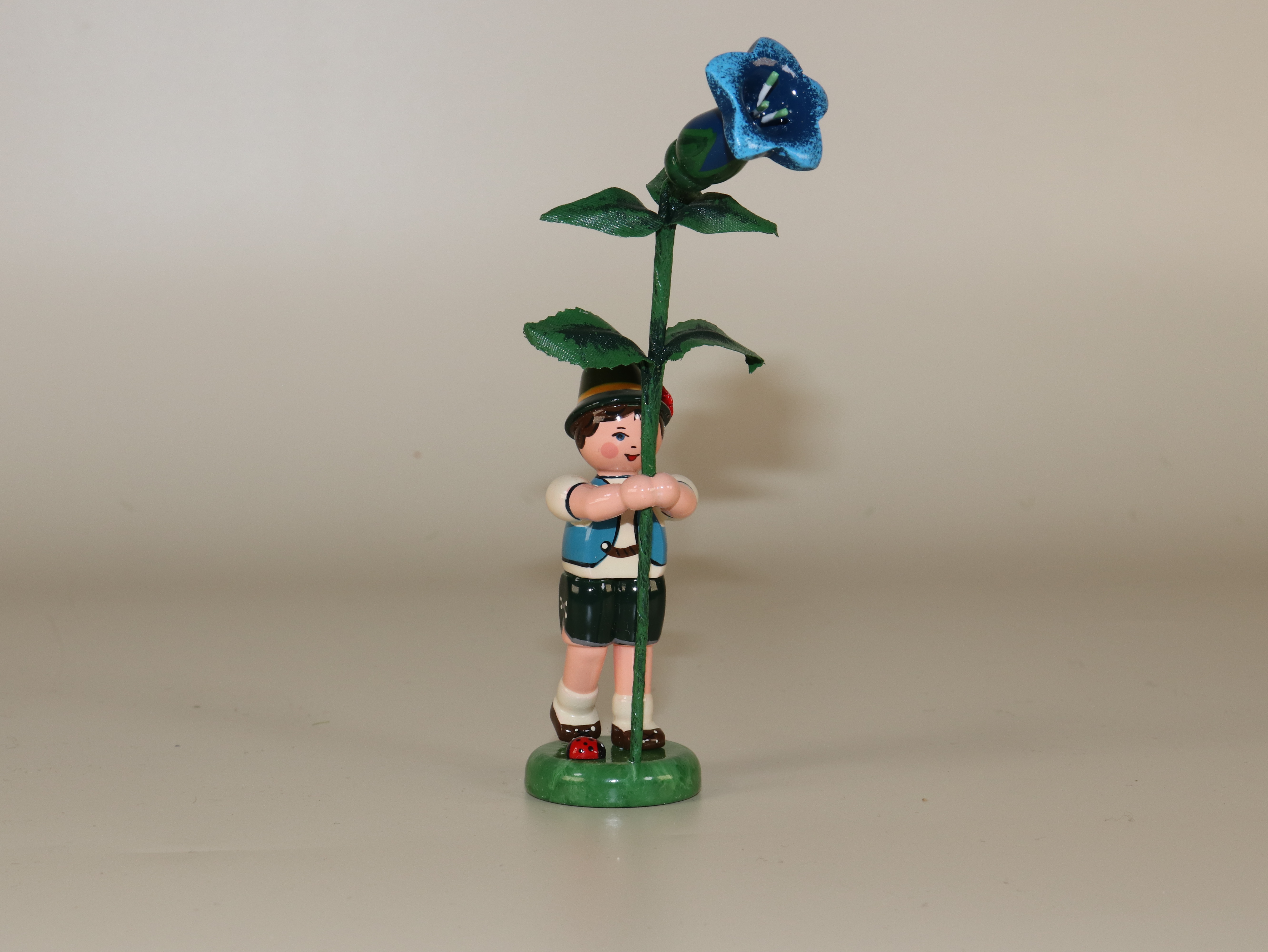 Blütenkind "Junge  mit Enzian" als Frühlings-Tischdeko