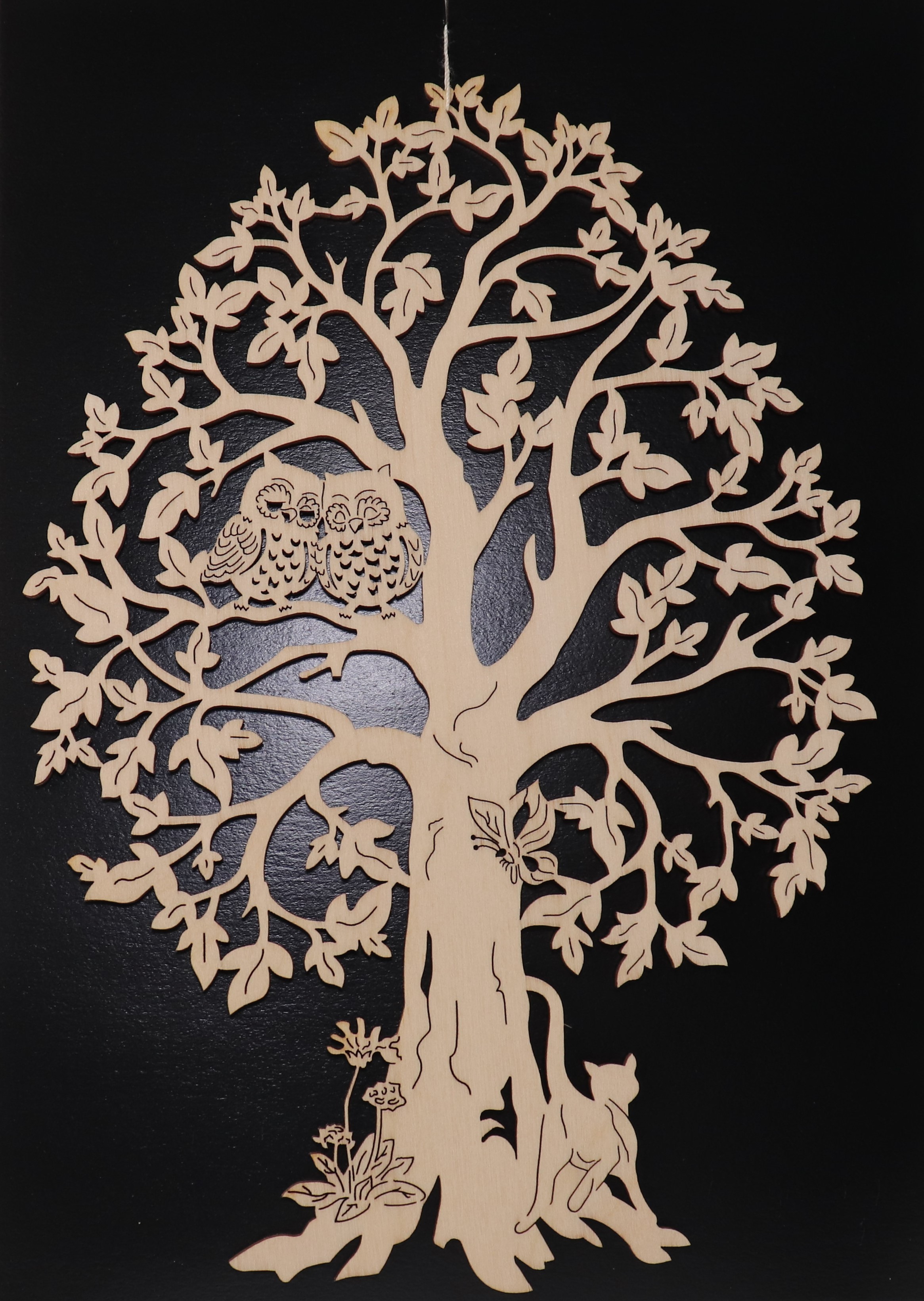 Fensterbild aus Holz mit Eulen im Baum und einer Katze unter dem Baum als Motiv.