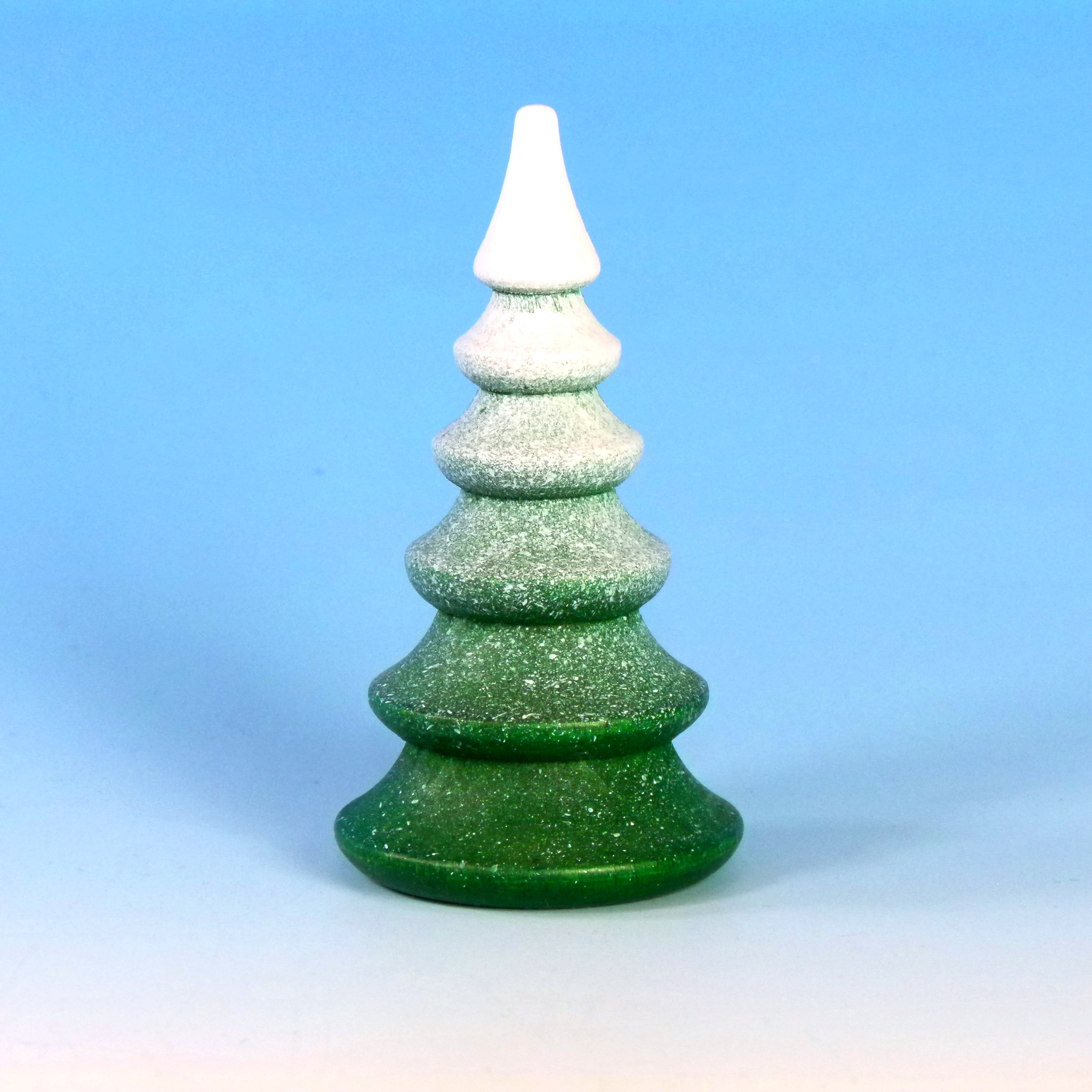 Baum grün mit Schnee als Tischdeko aus Holz