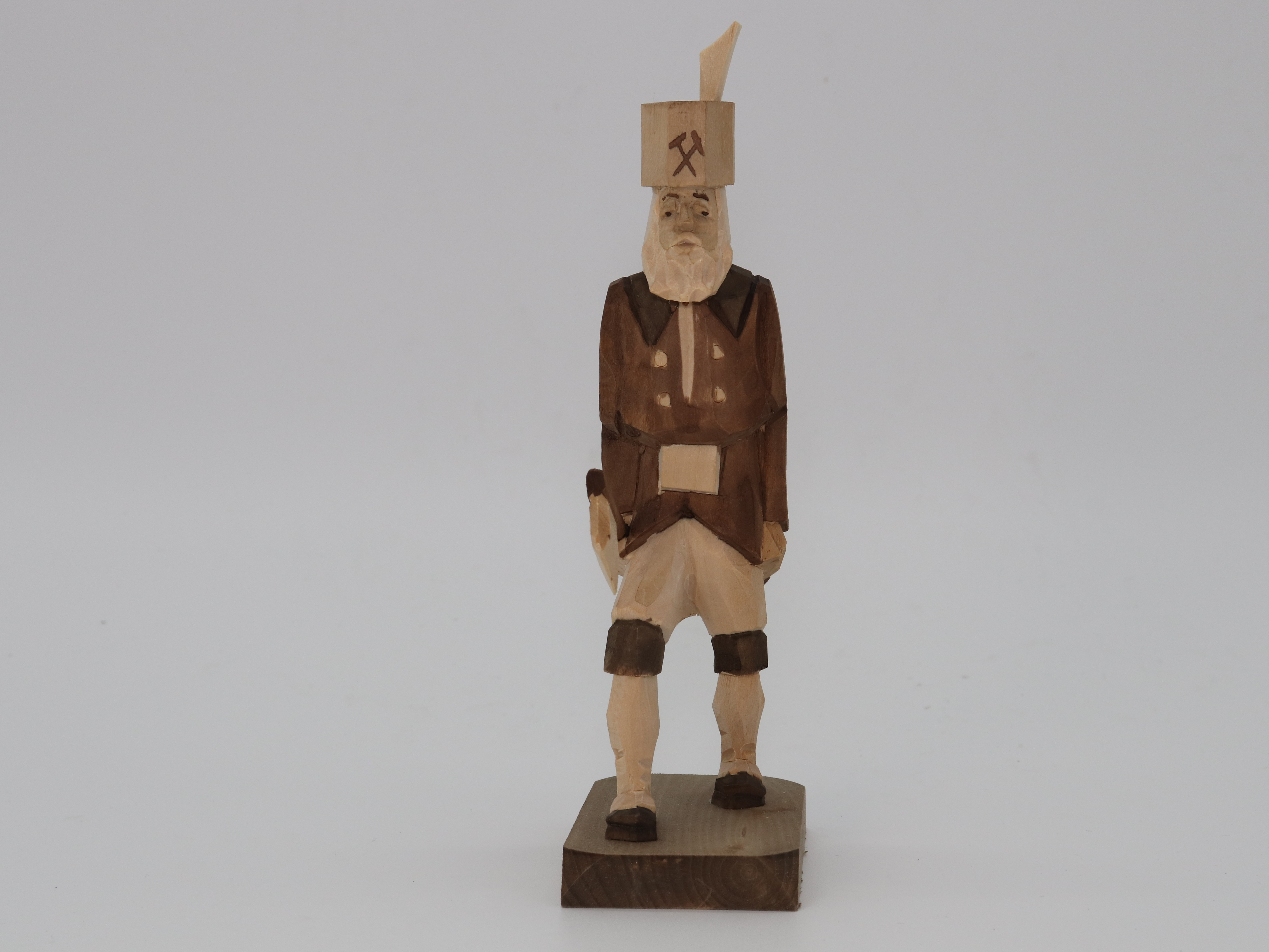 Deko-Holzfigur "Bergmann" nach traditioneller Art in braun und naturbelassen holzfarben.