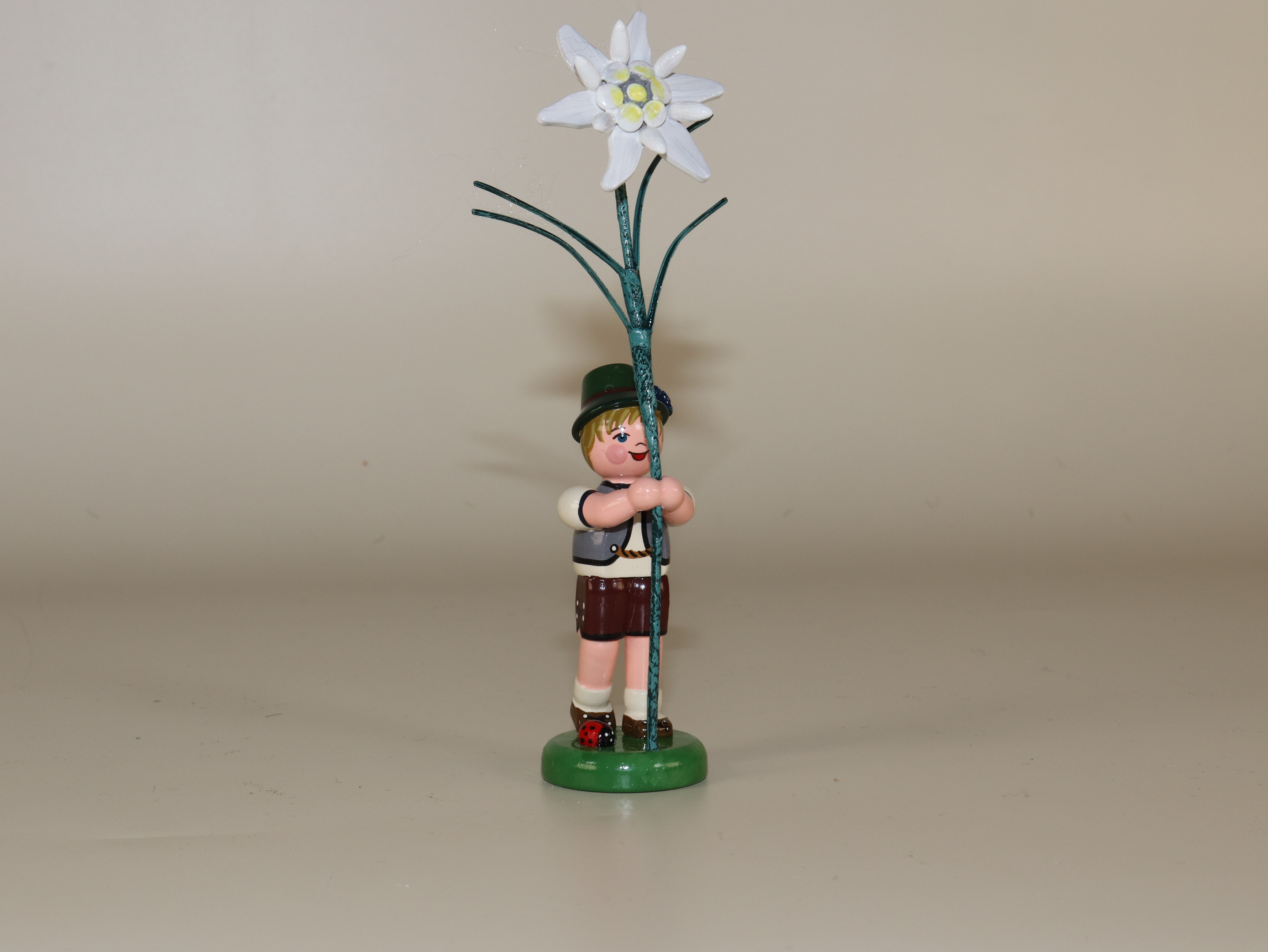 Blütenkind "Junge mit Edelweiß" als Frühlings-Tischdeko