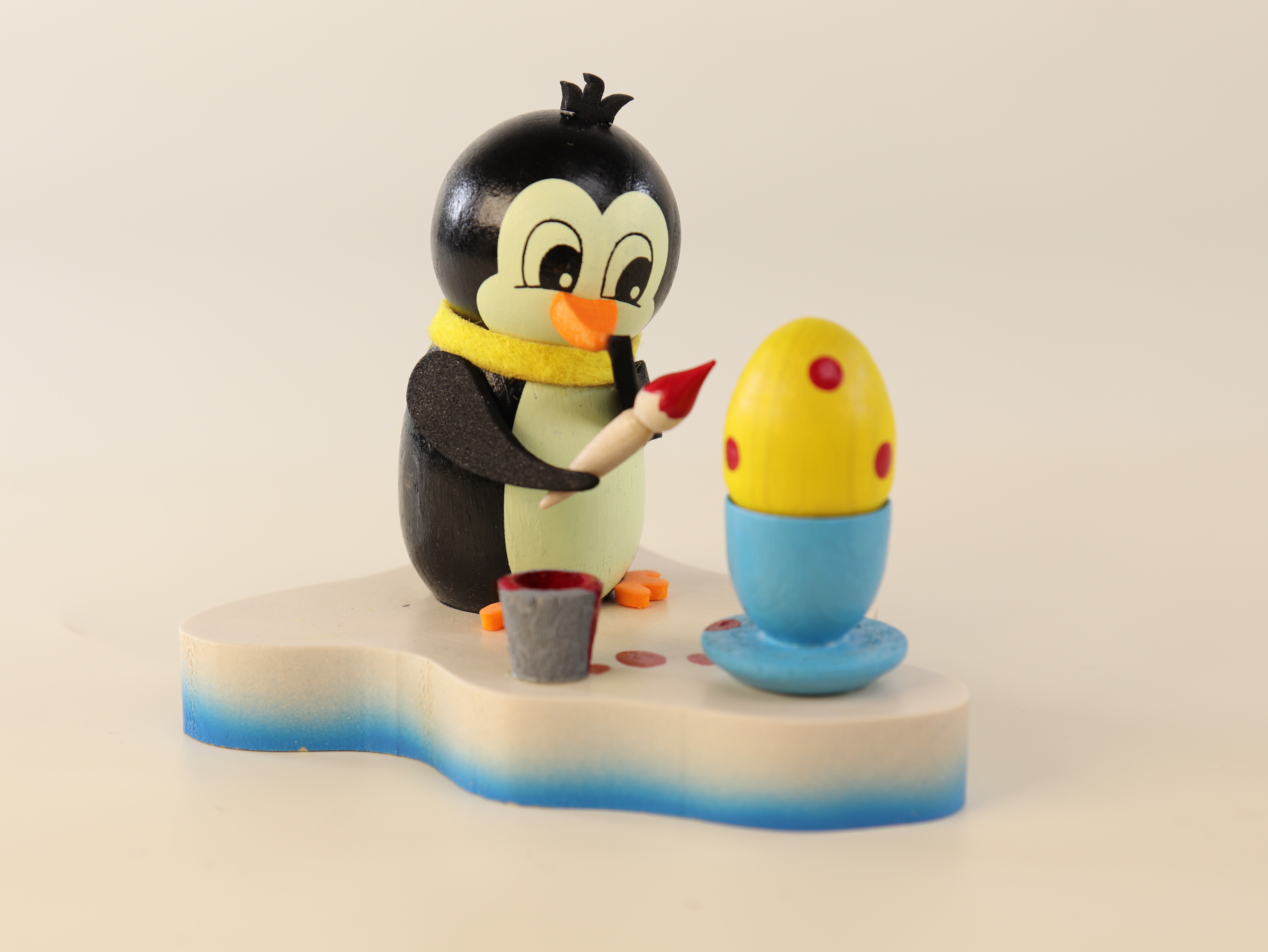 Tischschmuck aus Holz 'Pinguin auf Eisscholle bemalt Ei' kaufen