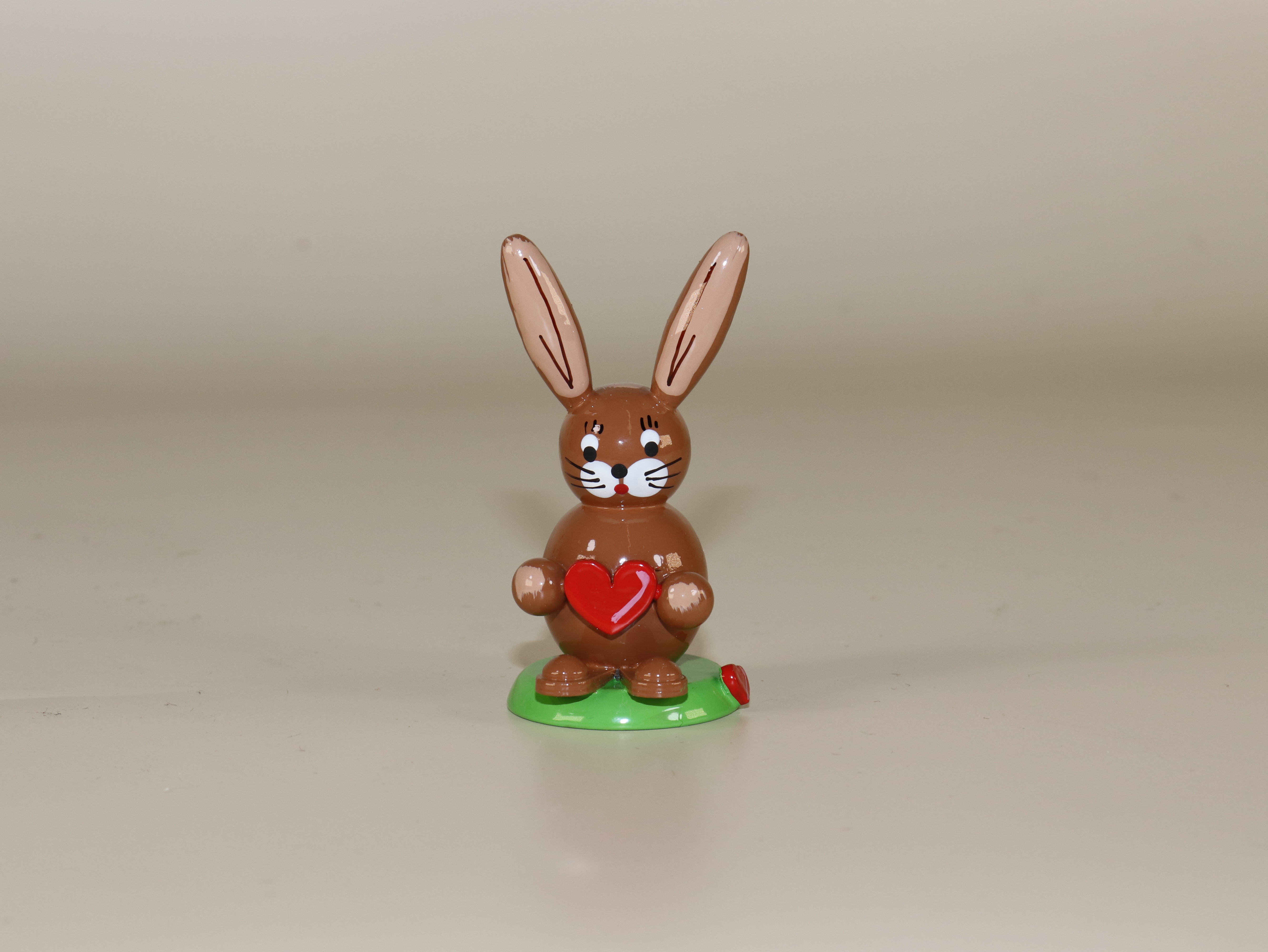 Hase mit Herz als Oster-Schmuck zum Hinstellen