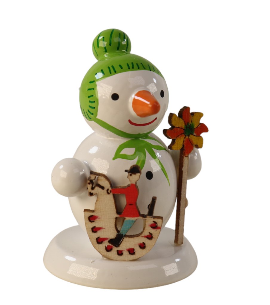 Schneemannfigur stehend mit Spielzeug, hellgrüne Mütze