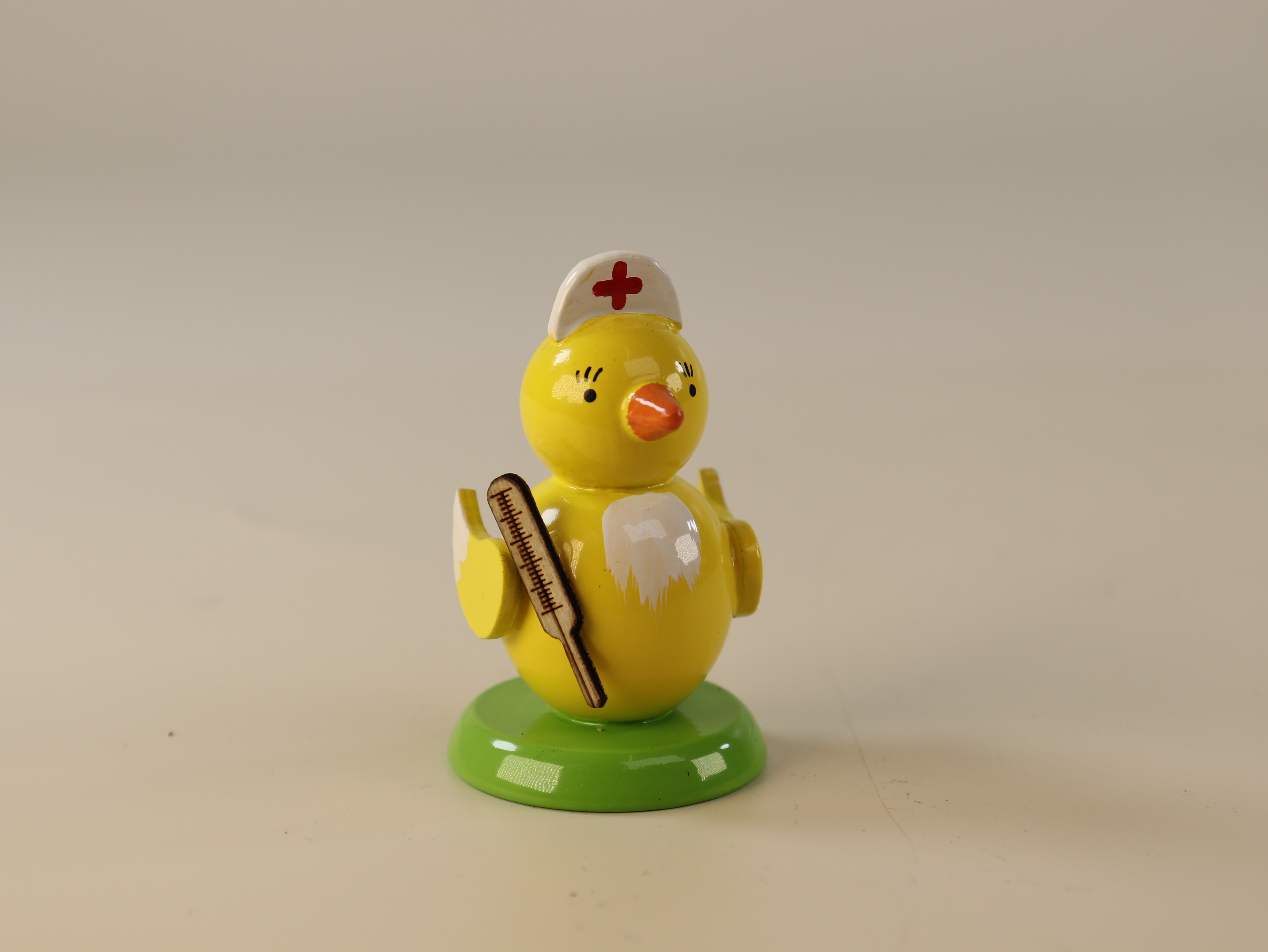 kueken-stehend-als-krankenschwester-10-ullrich-kunsthandwerk-paul-ullrich-volkskunstbestehen