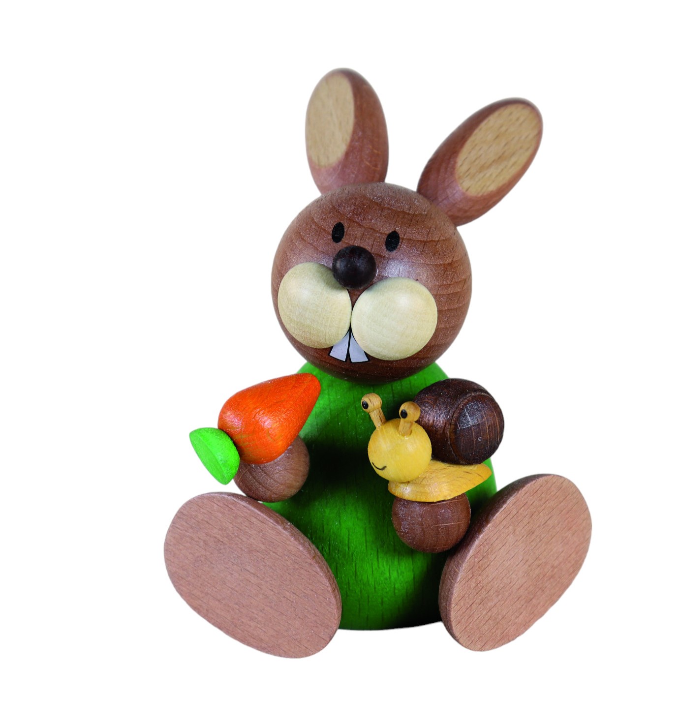 Holzdeko Osterhase sitzend mit Möhre und Schnecke in der Hand.