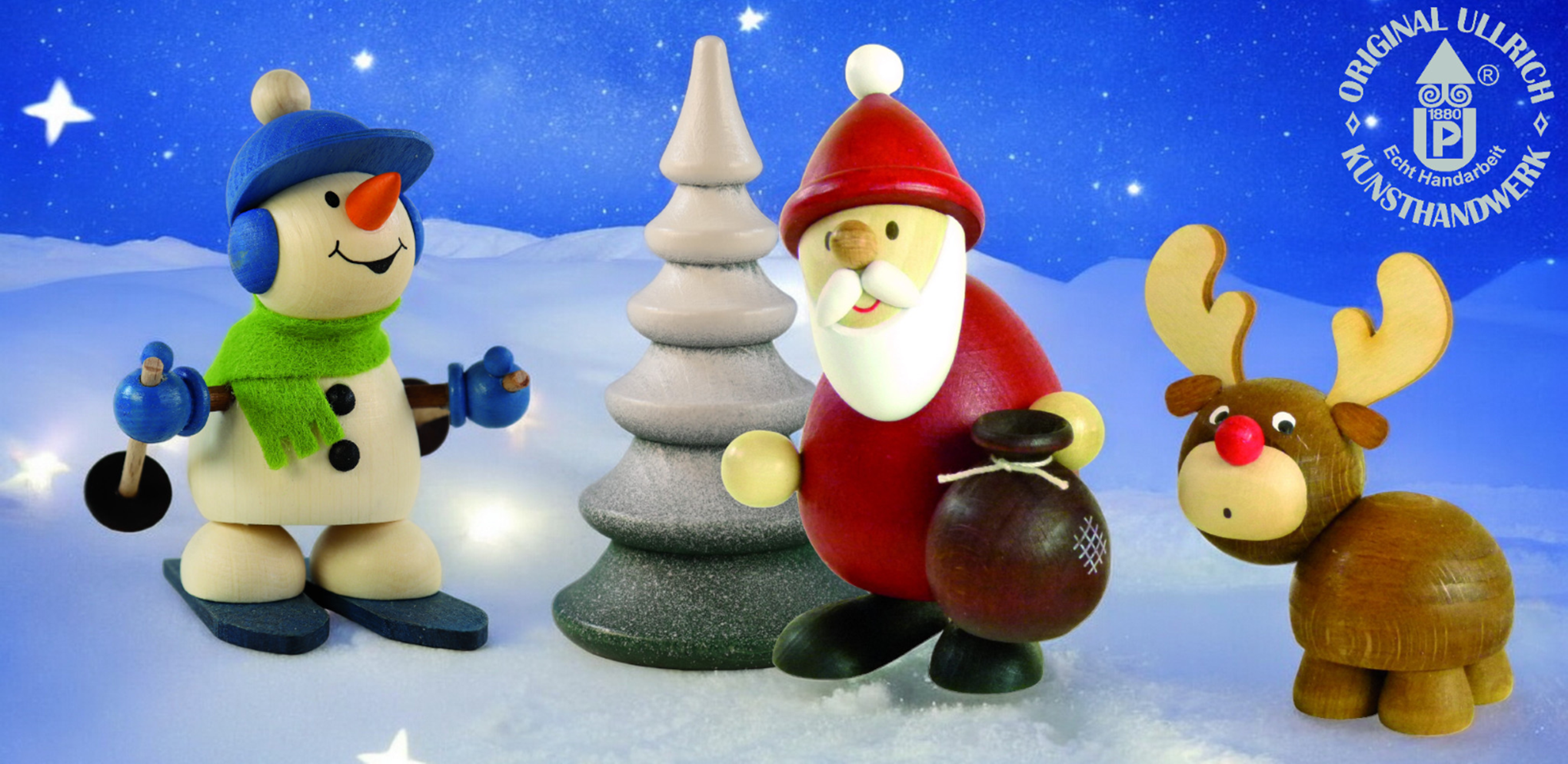 Schneemann, Weihnachtsmann und Elch vor Winterkulisse