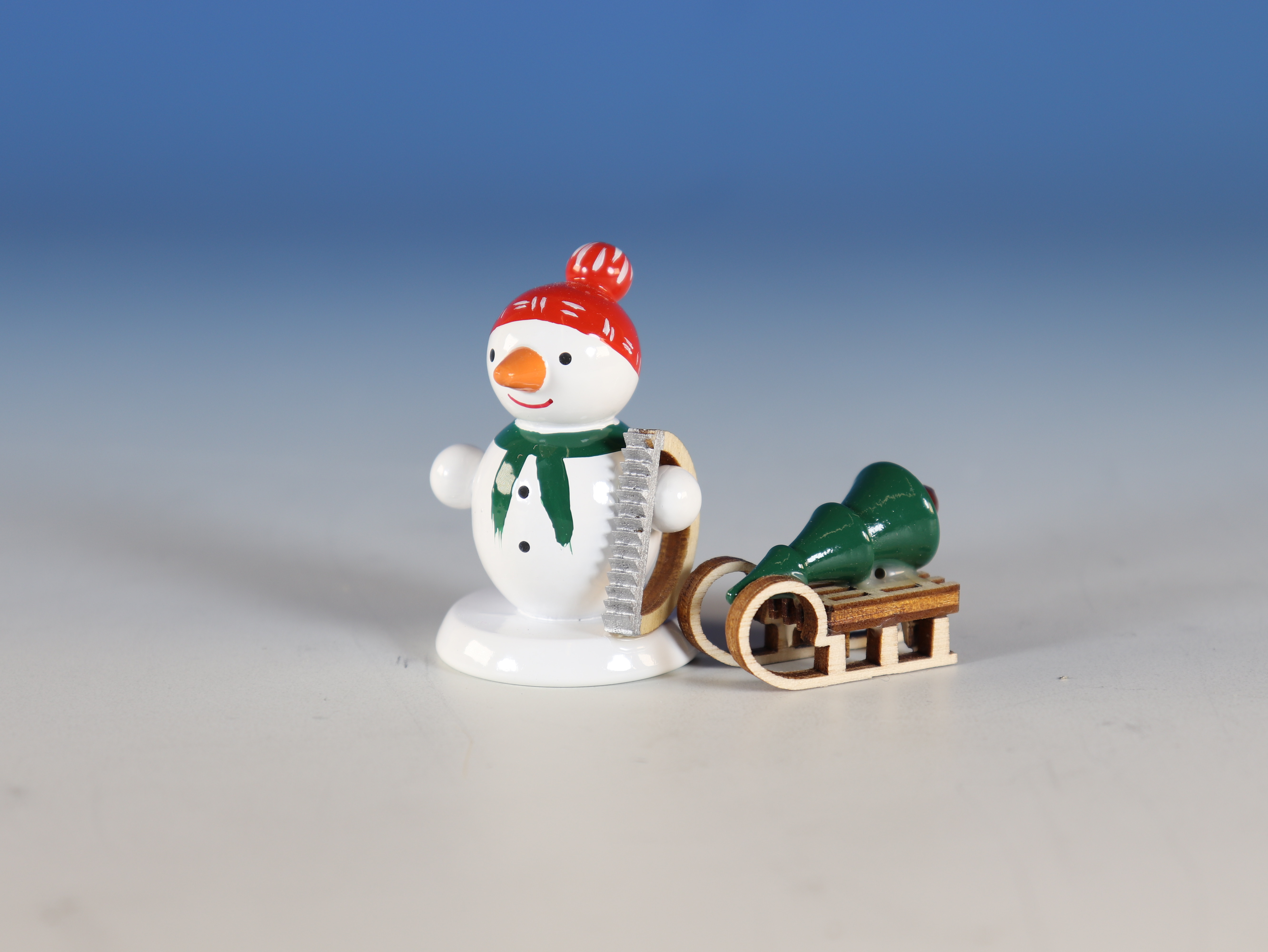 Tisch-Deko "Schneemann mit roter Mütze, Schlitten & Tannenbaum" zum Hinstellen