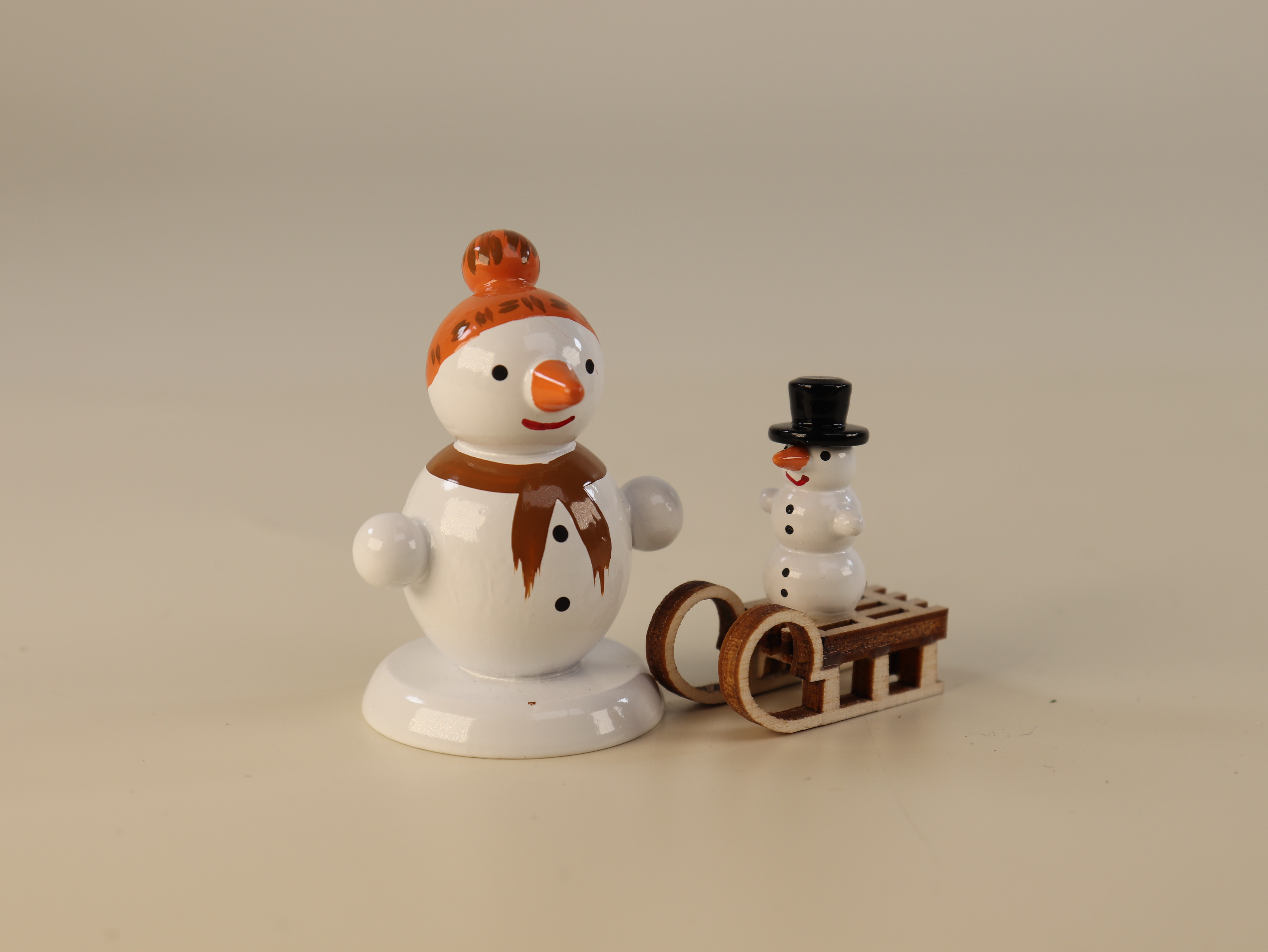 Tisch-Figur "Schneemann mit Schlitten & Schneemann-Kind" 