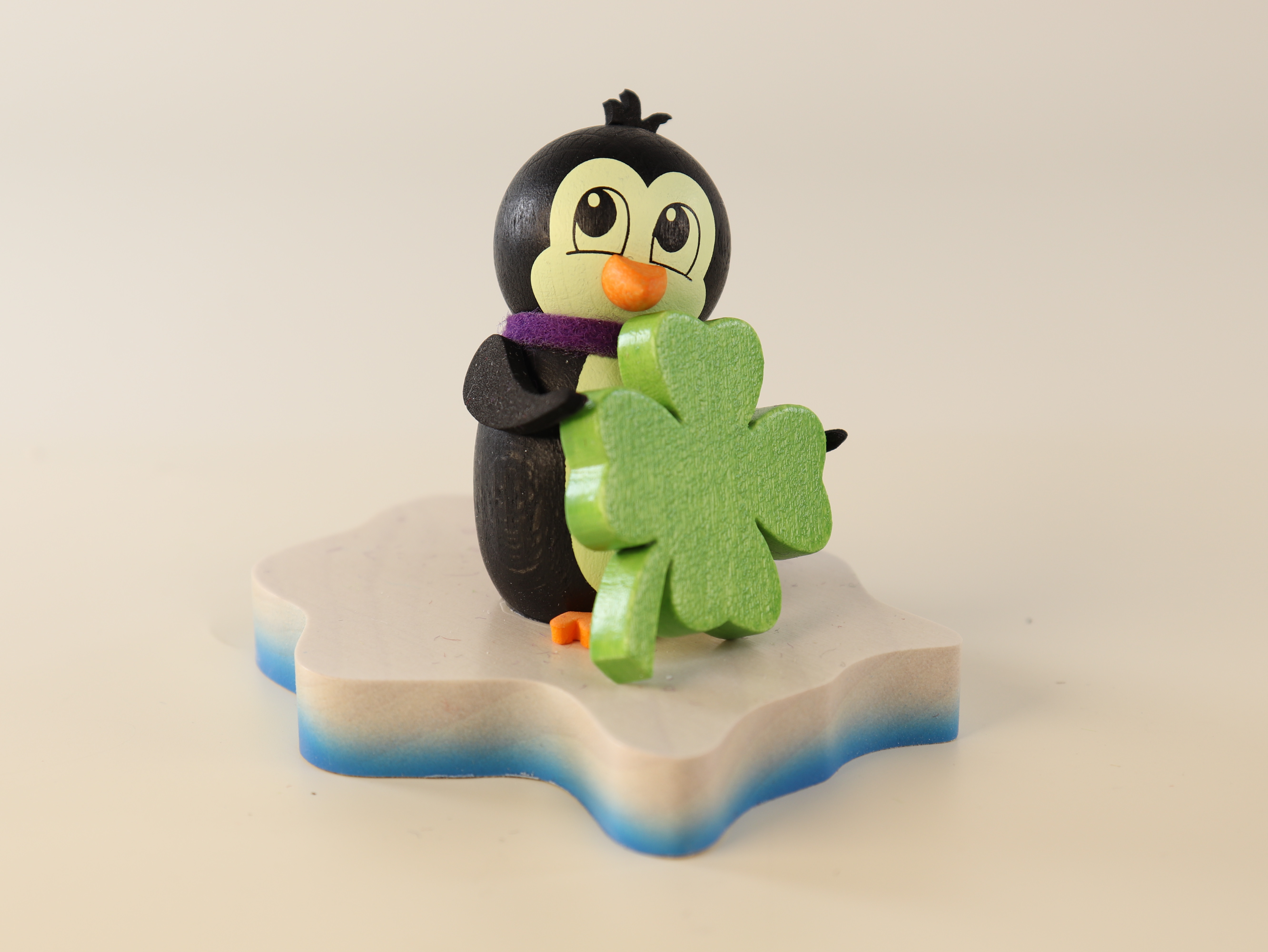 Tischschmuck aus Holz 'Pinguin auf Eisscholle mit Kleeblatt' kaufen