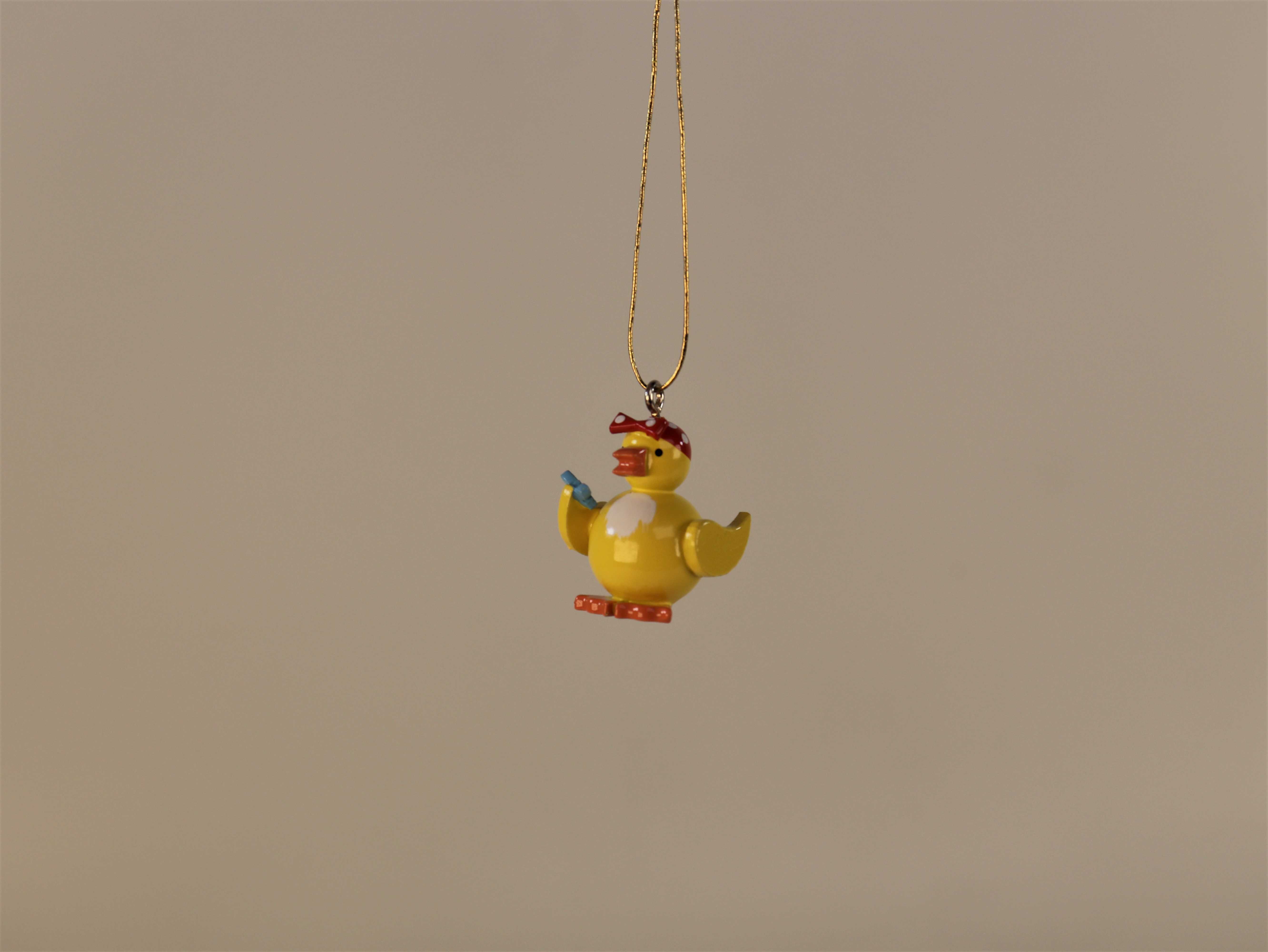 Kugelfigur Küken mit Schmetterling und Kopftuch als Anhänger für den Osterbaum oder -Strauch