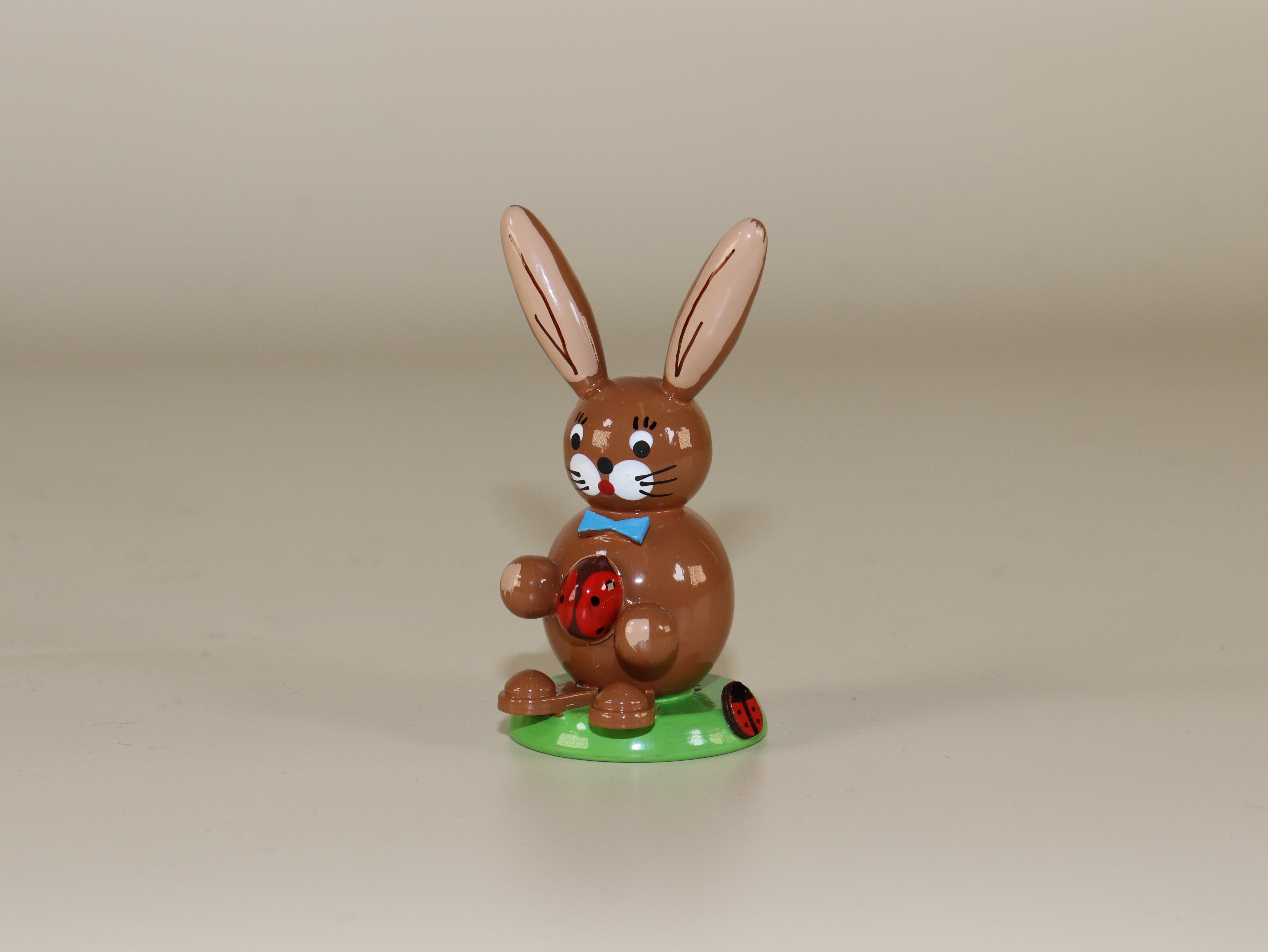 Hase mit Käfer als Oster-Tischdeko