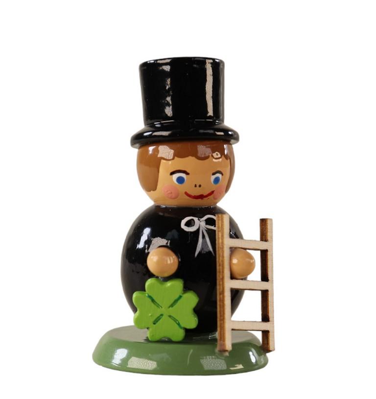 Dekofigur zum Hinstellen "Schornsteinfeger stehend mit Kleeblatt und Leiter" vor weißem Hintergrund.