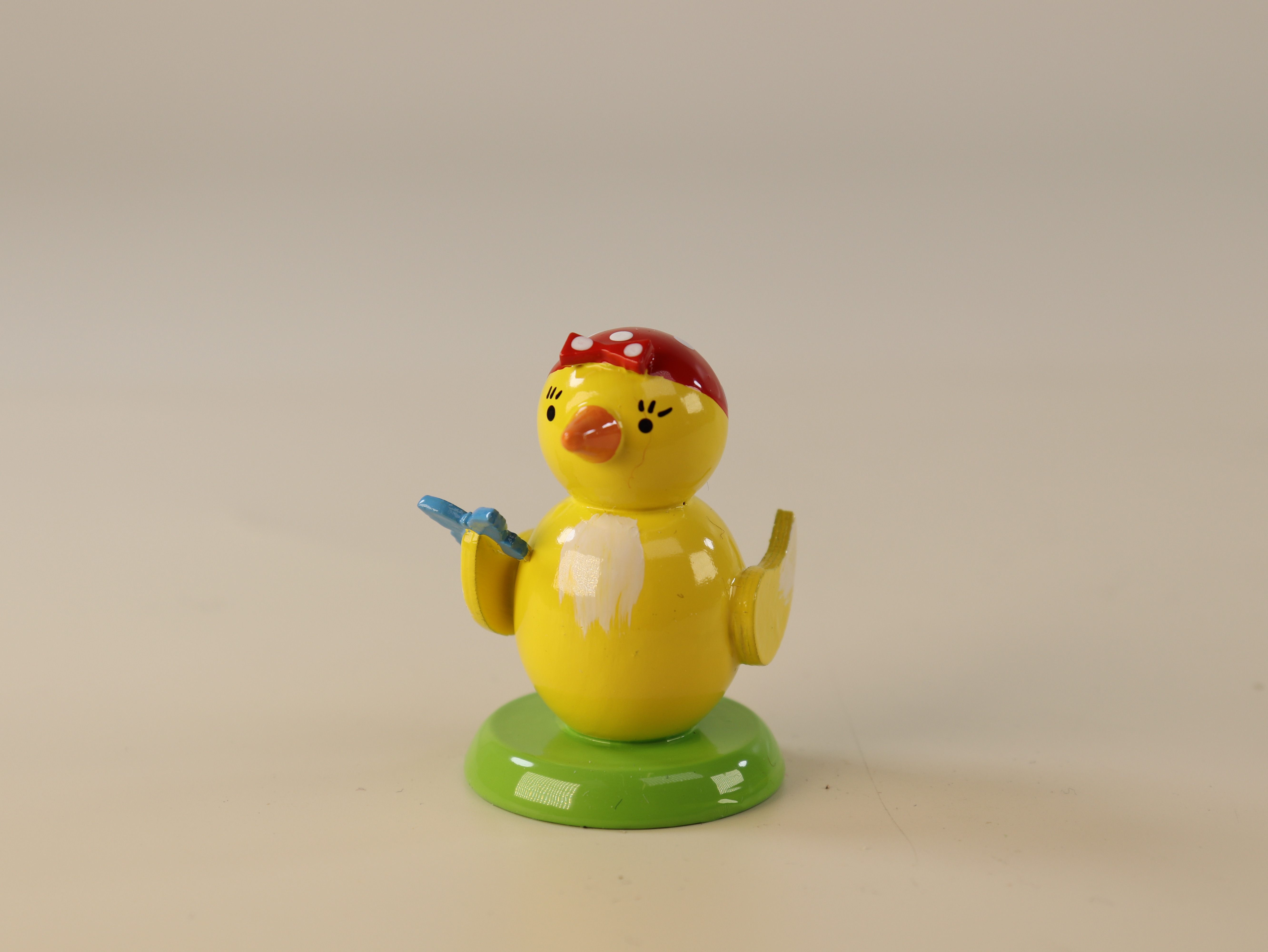 Dekofigur Küken mit Kopftuch und Schmetterling auf grünem Sockel  zum Hinstellen