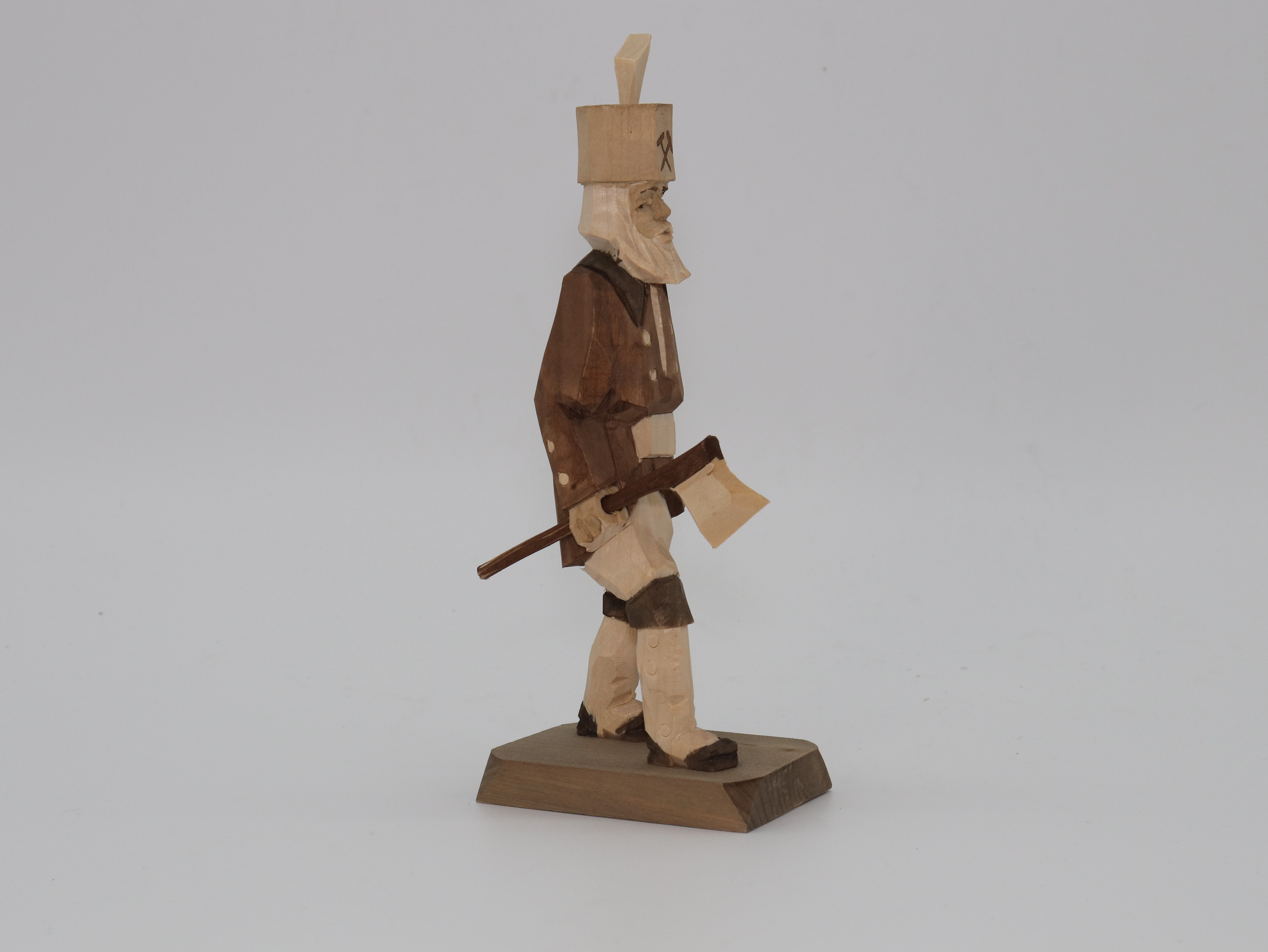 Große Holzfigur Bergmann mit Axt in der Hand und Hut auf dem Kopf.