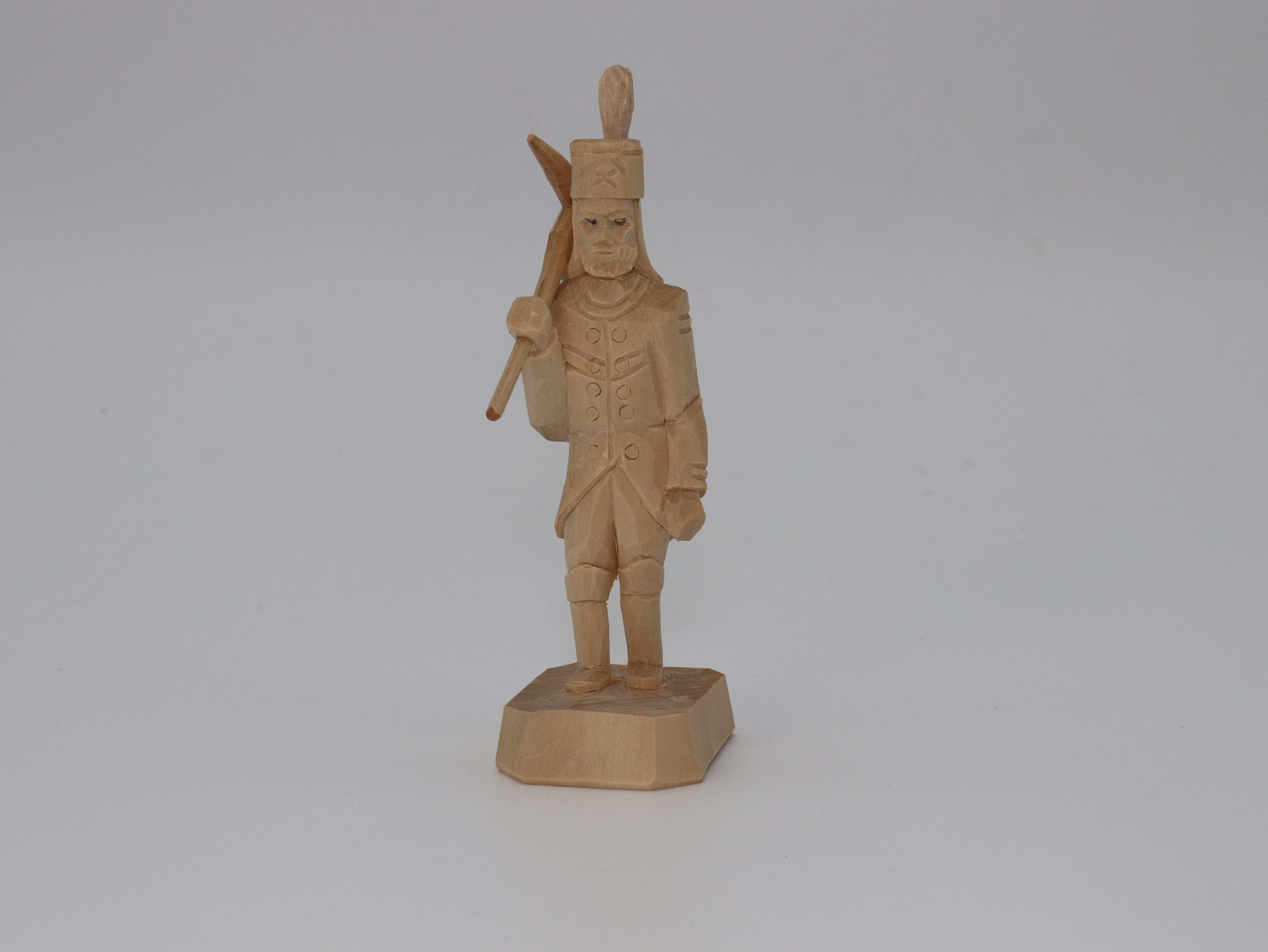 Bergmann aus Holz, geschnitzt und naturbelassen holzfarben.