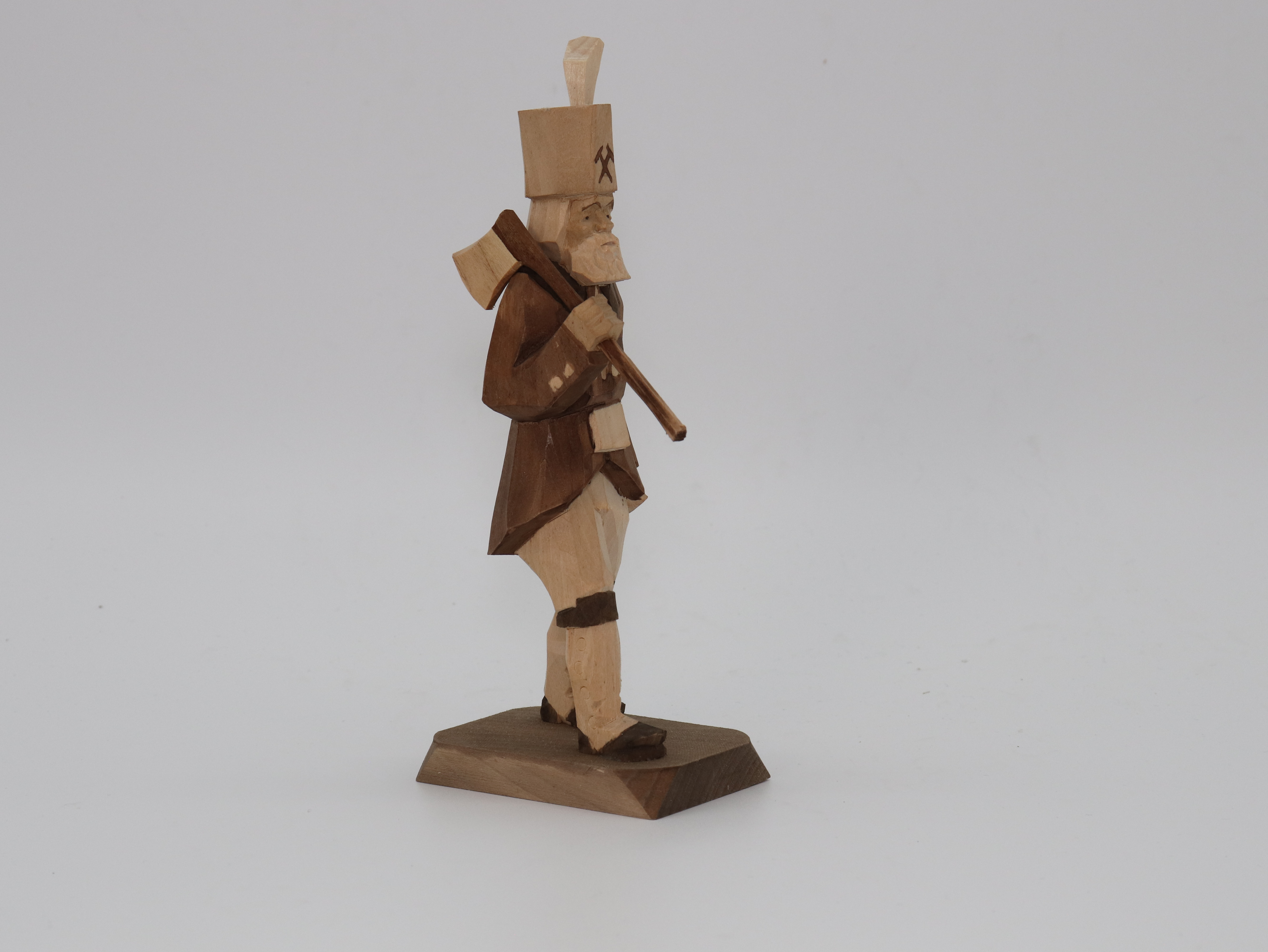 Stehende Holzfigur als Bergmann in den Farben braun und naturbelassen.