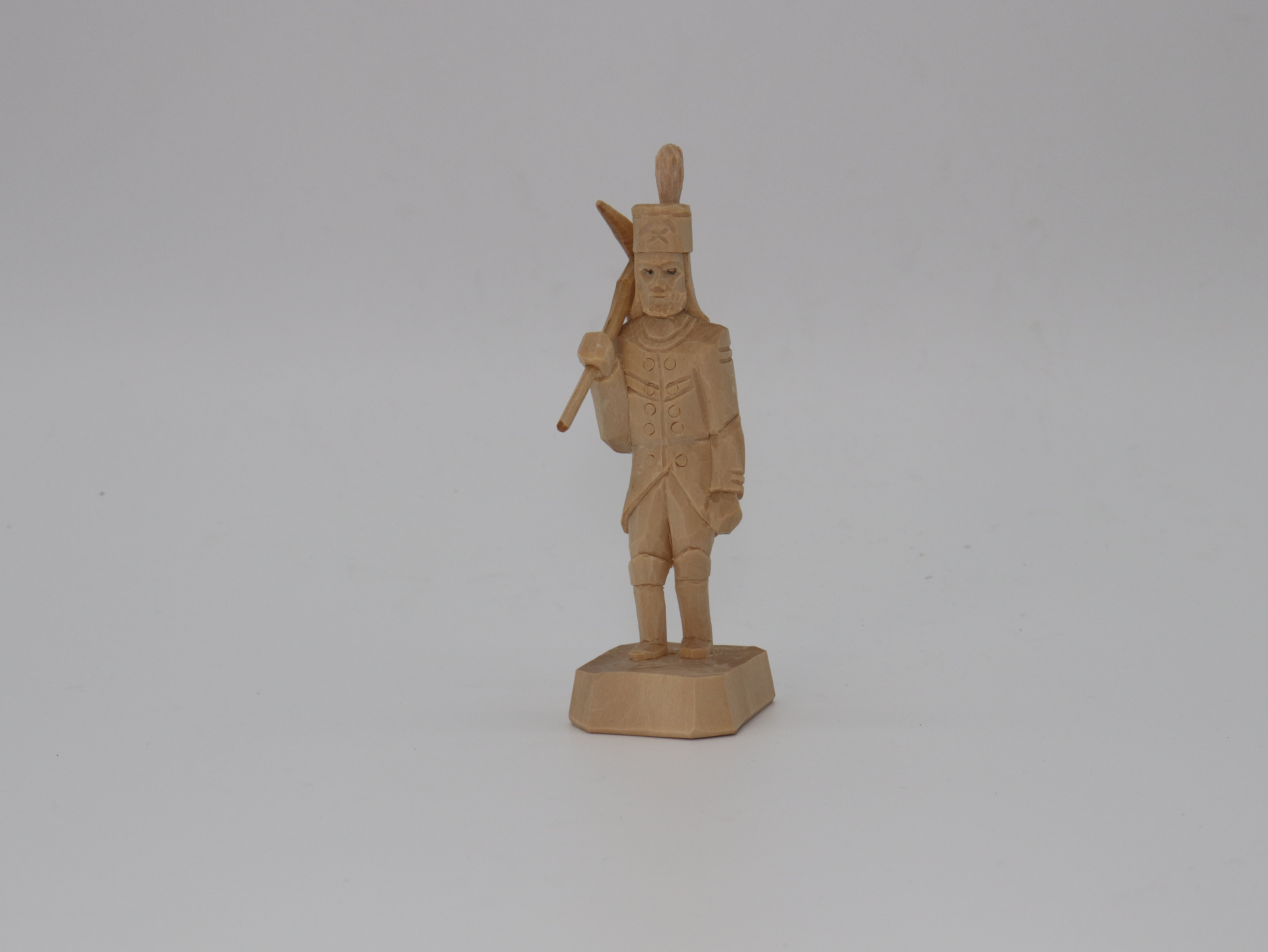 Bergmann aus Holz mit Axt in der Hand.