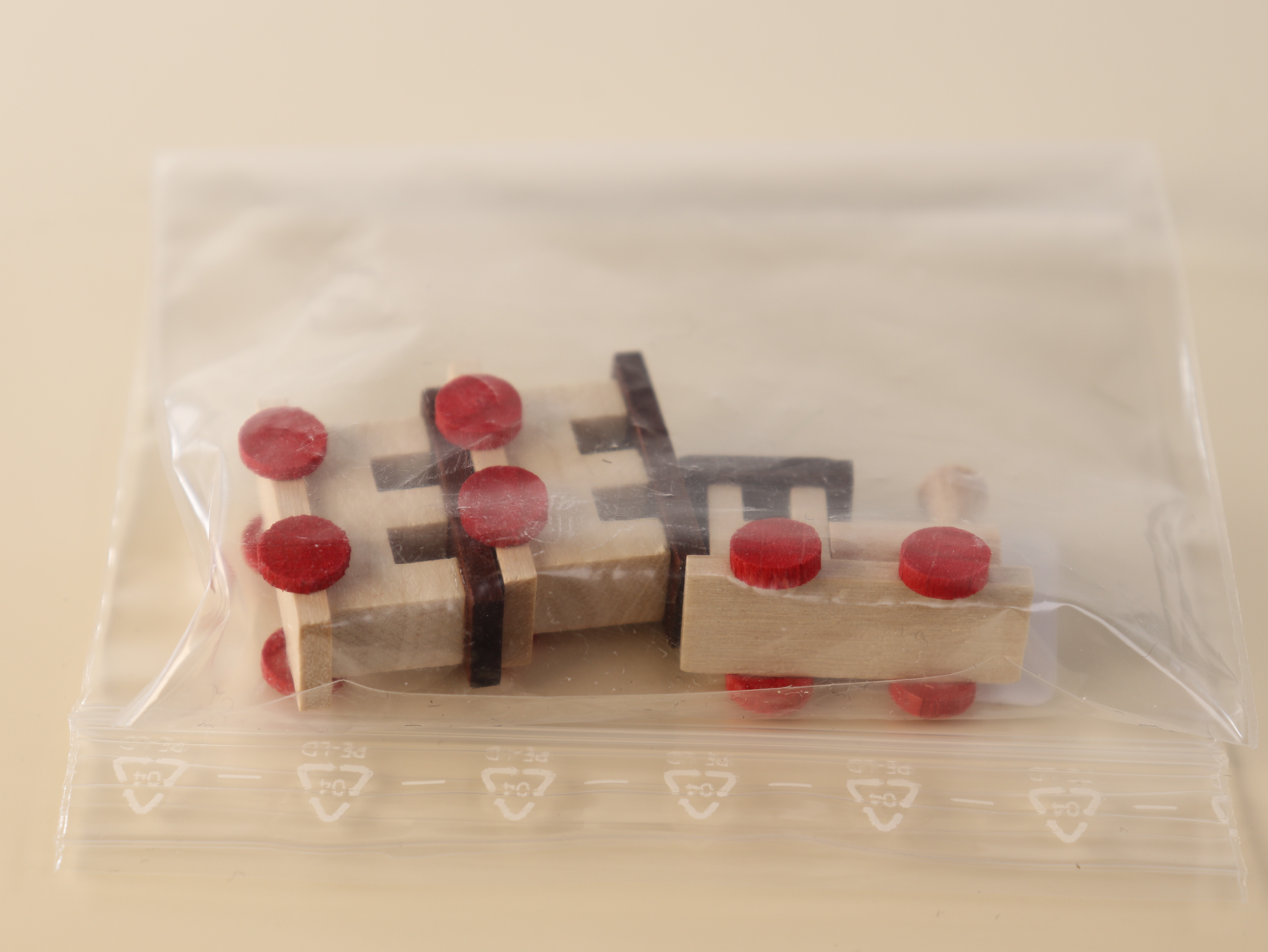 Holz-Eisenbahn klein (7 cm) mit 2 Waggons verpackt