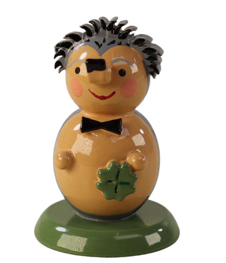 Holzfigur "Igel mit Kleeblatt in der Hand" als Dekofigur zum Hinstellen vor weißem Hintergrund.