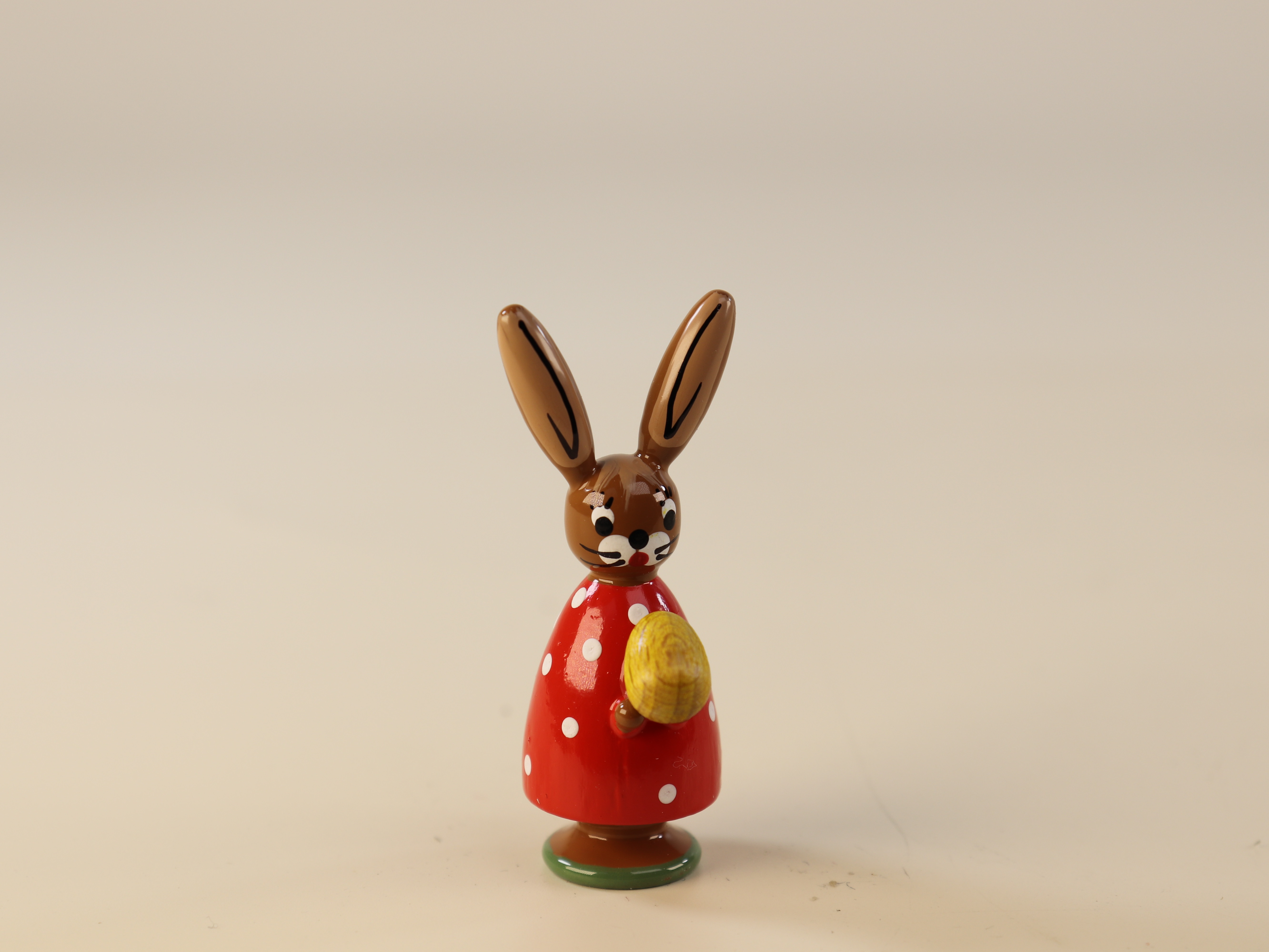 Tischschmuck zu Ostern 'Hase mit Ei' rot