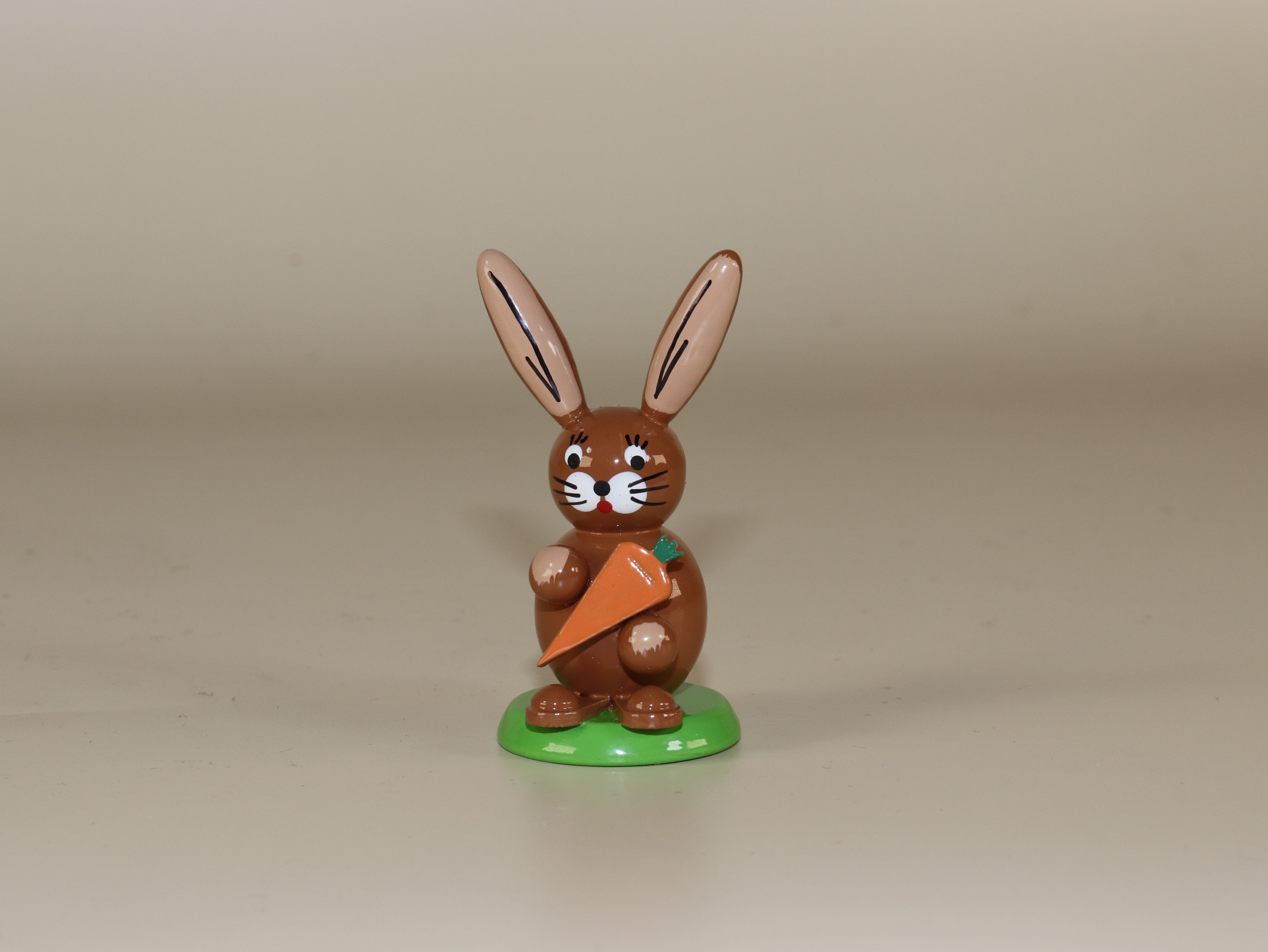 Osterhase mit Möhre als Tischdeko