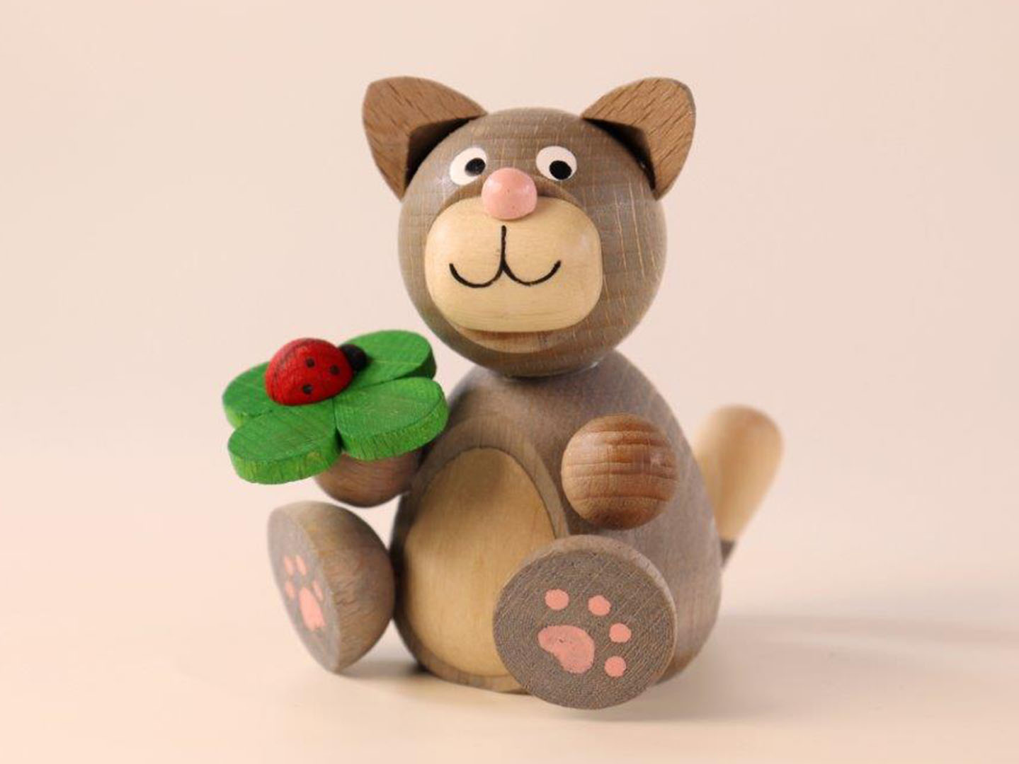 Tisch-Schmuck Katze 'Tapsi' mit Kleeblatt