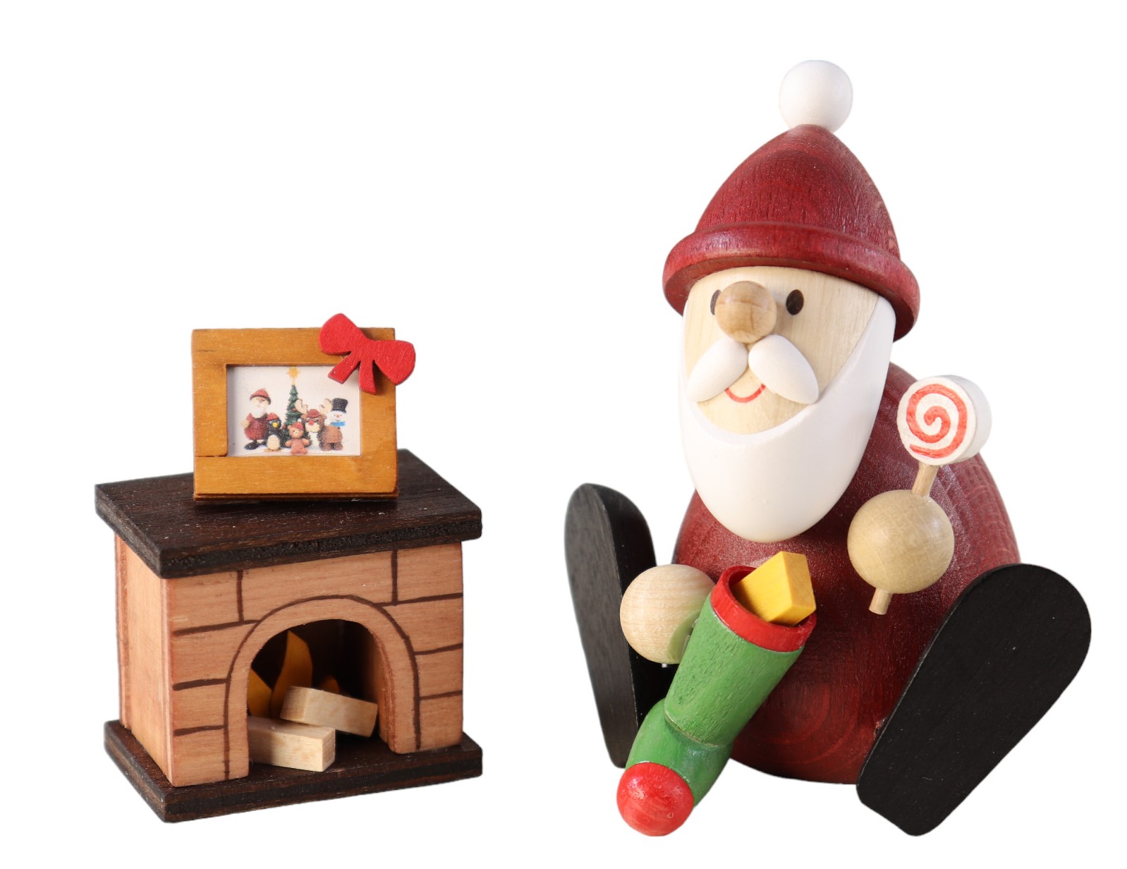 Holzfiguren "Weihnachtsmann" und "Kamin" nebeneinander als Dekofiguren zum Hinstellen.