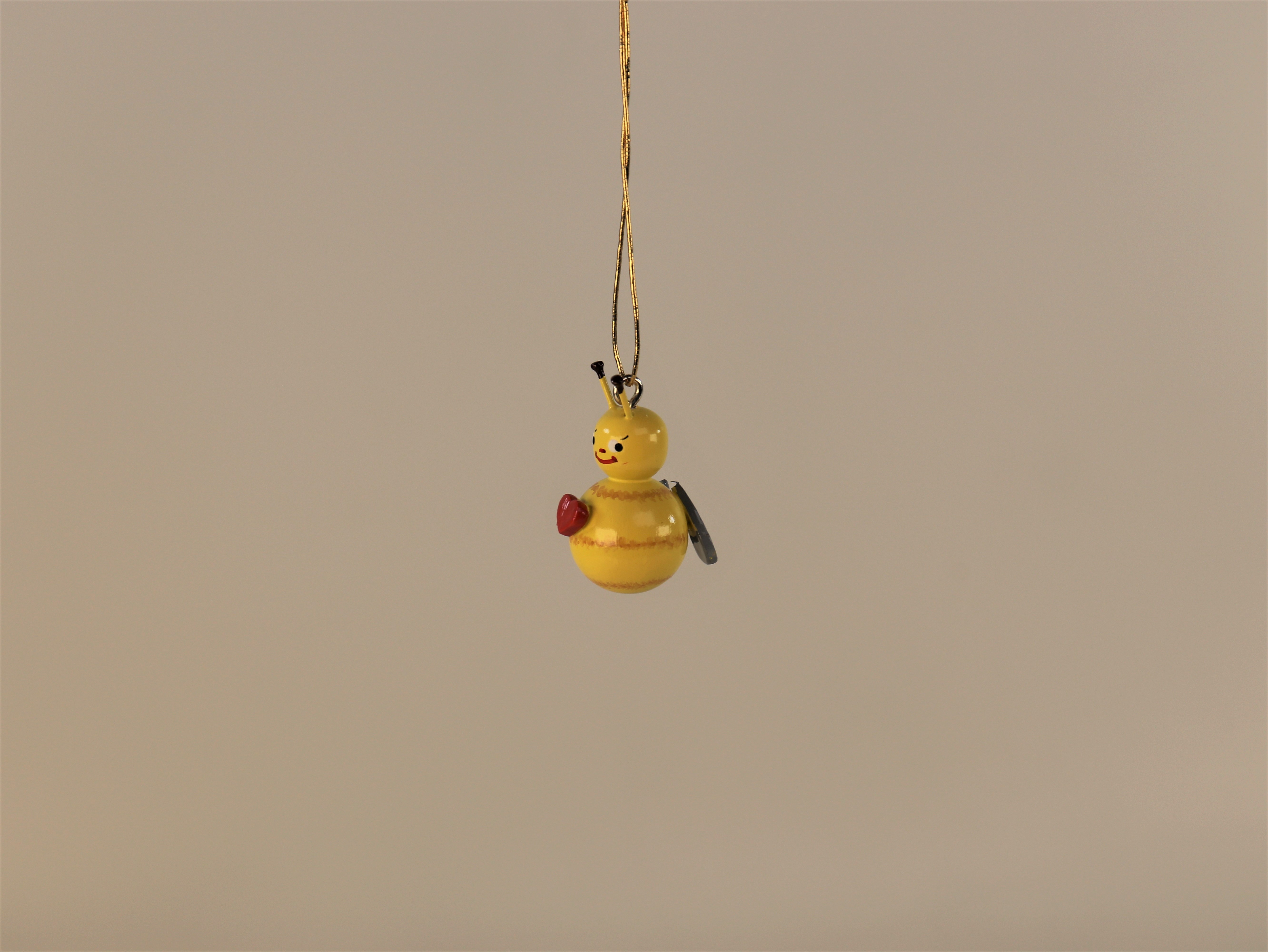 Baumschmuck Kugelfigur Biene mit Herz