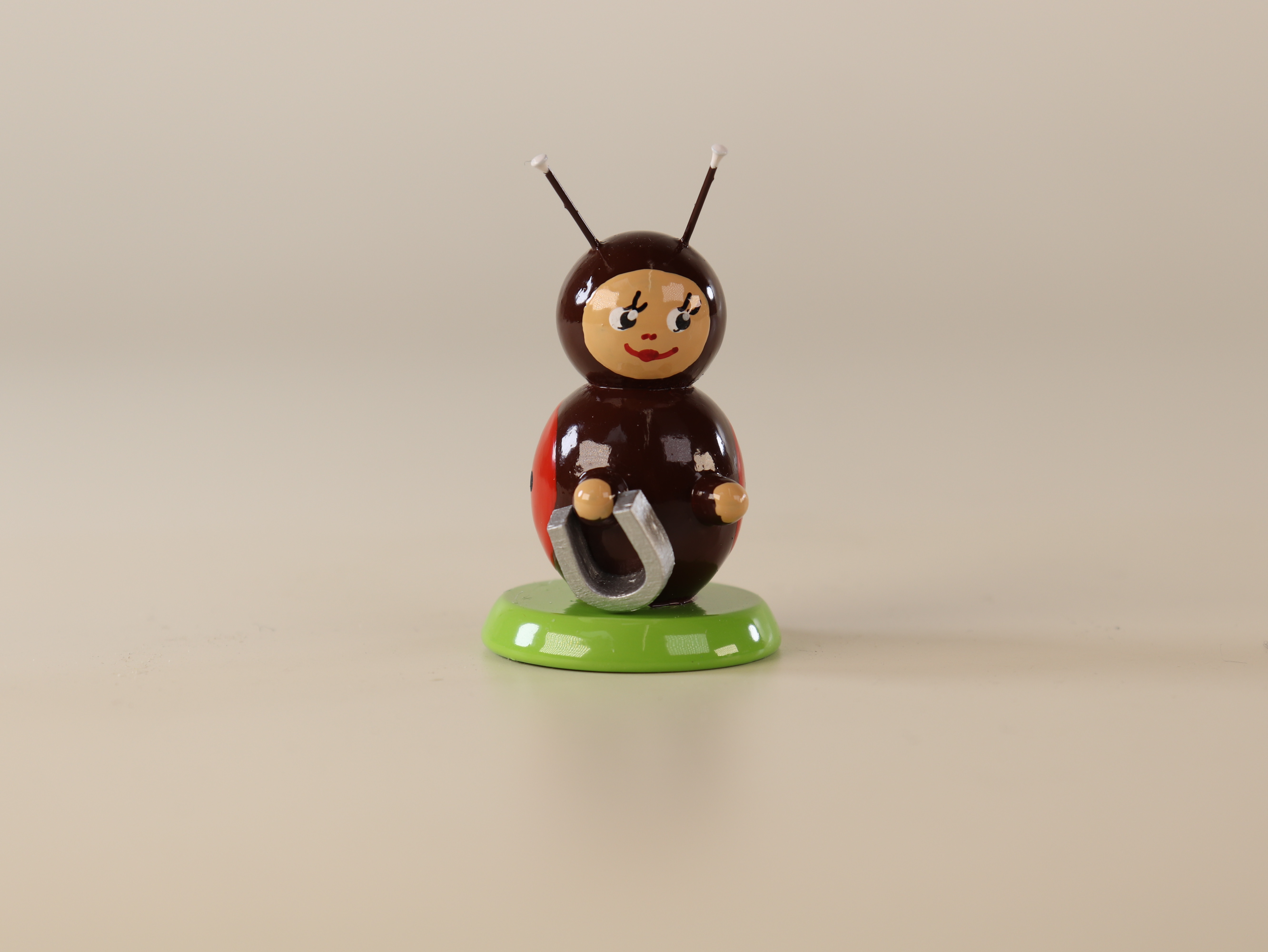 Tischdeko 'Glückskäfer mit Hufeisen'