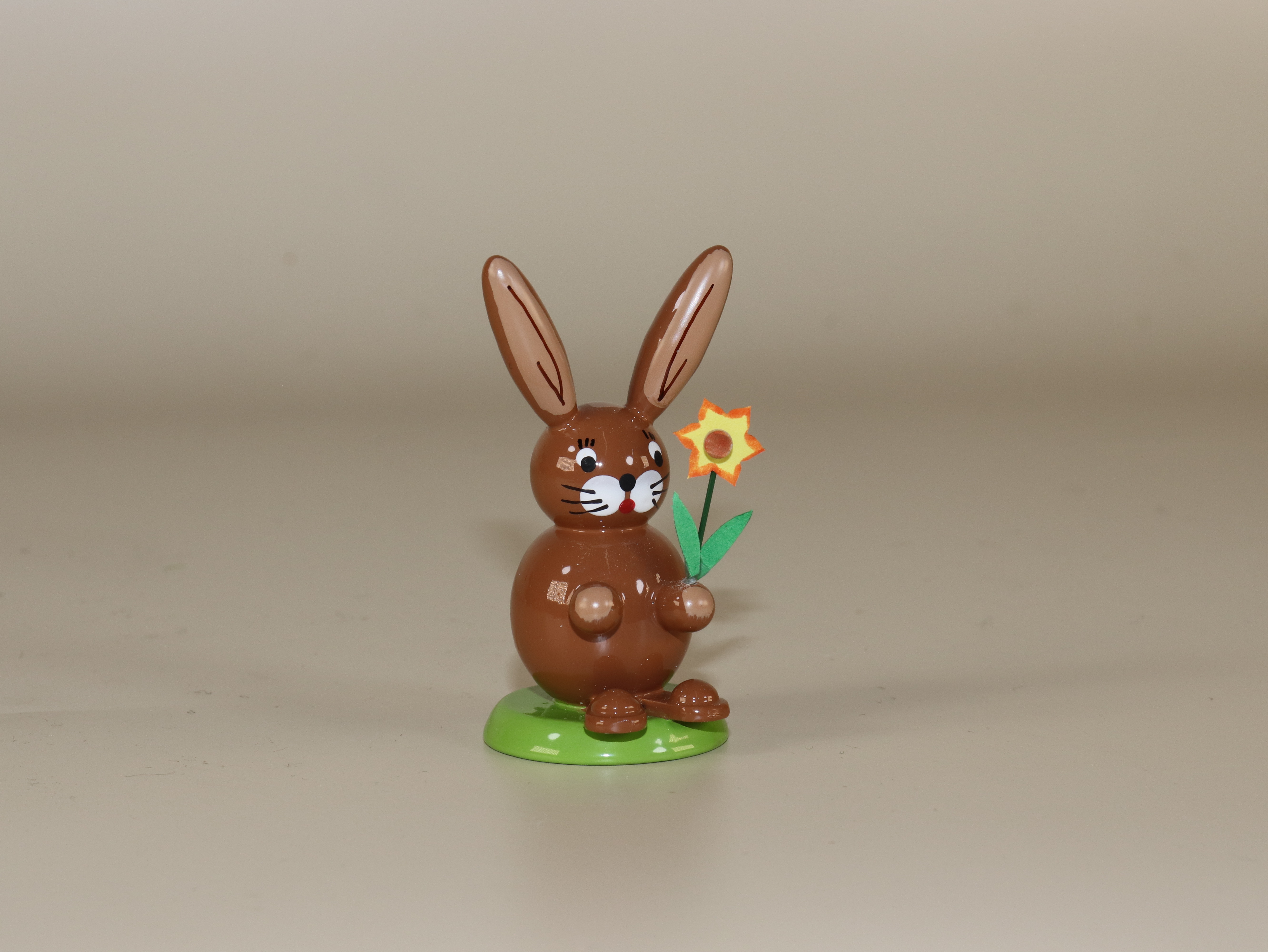 Tischdeko "Osterhase mit Narzisse"