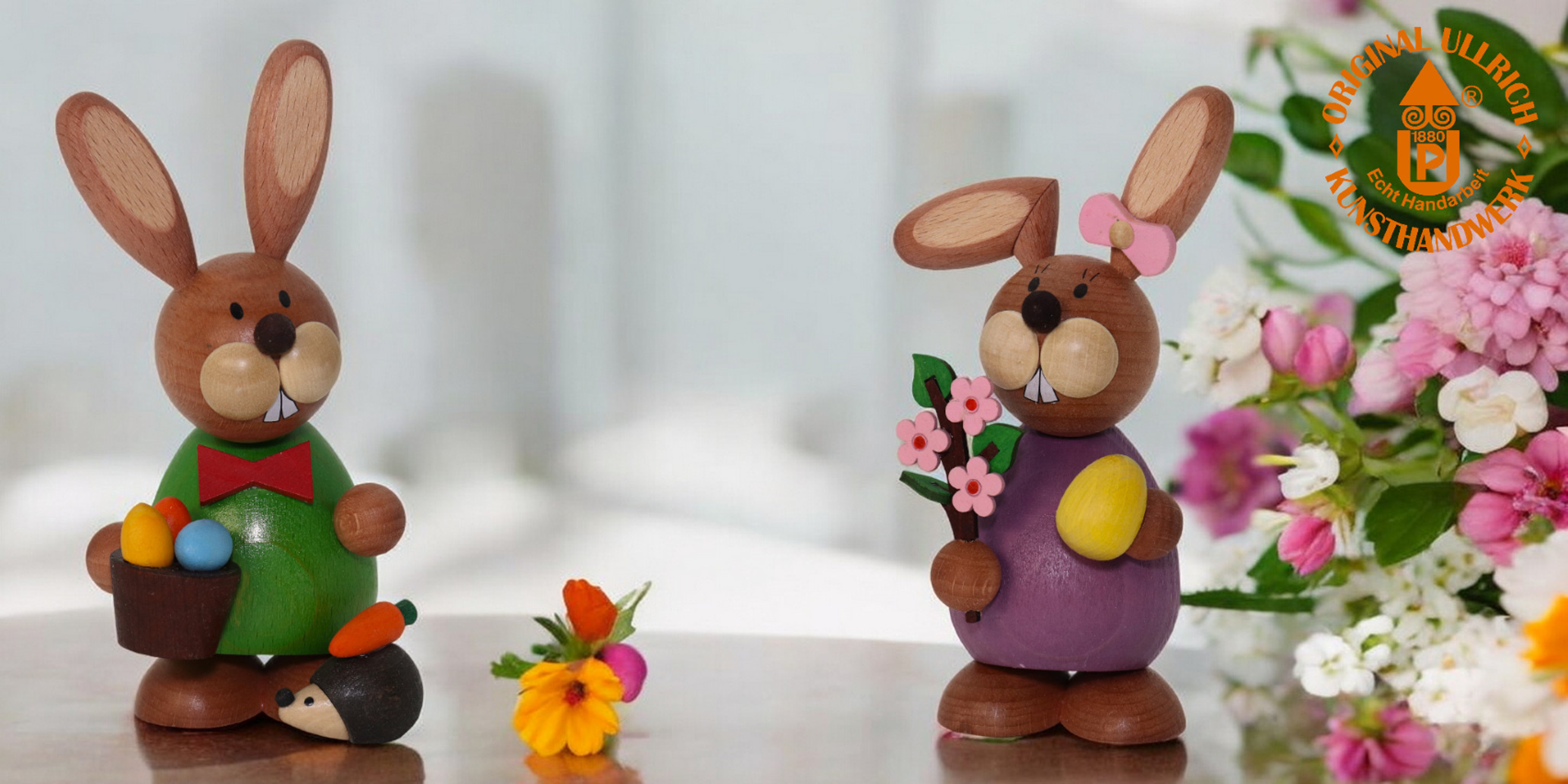 zwei Osterhasen neben einem Blumenstrauß