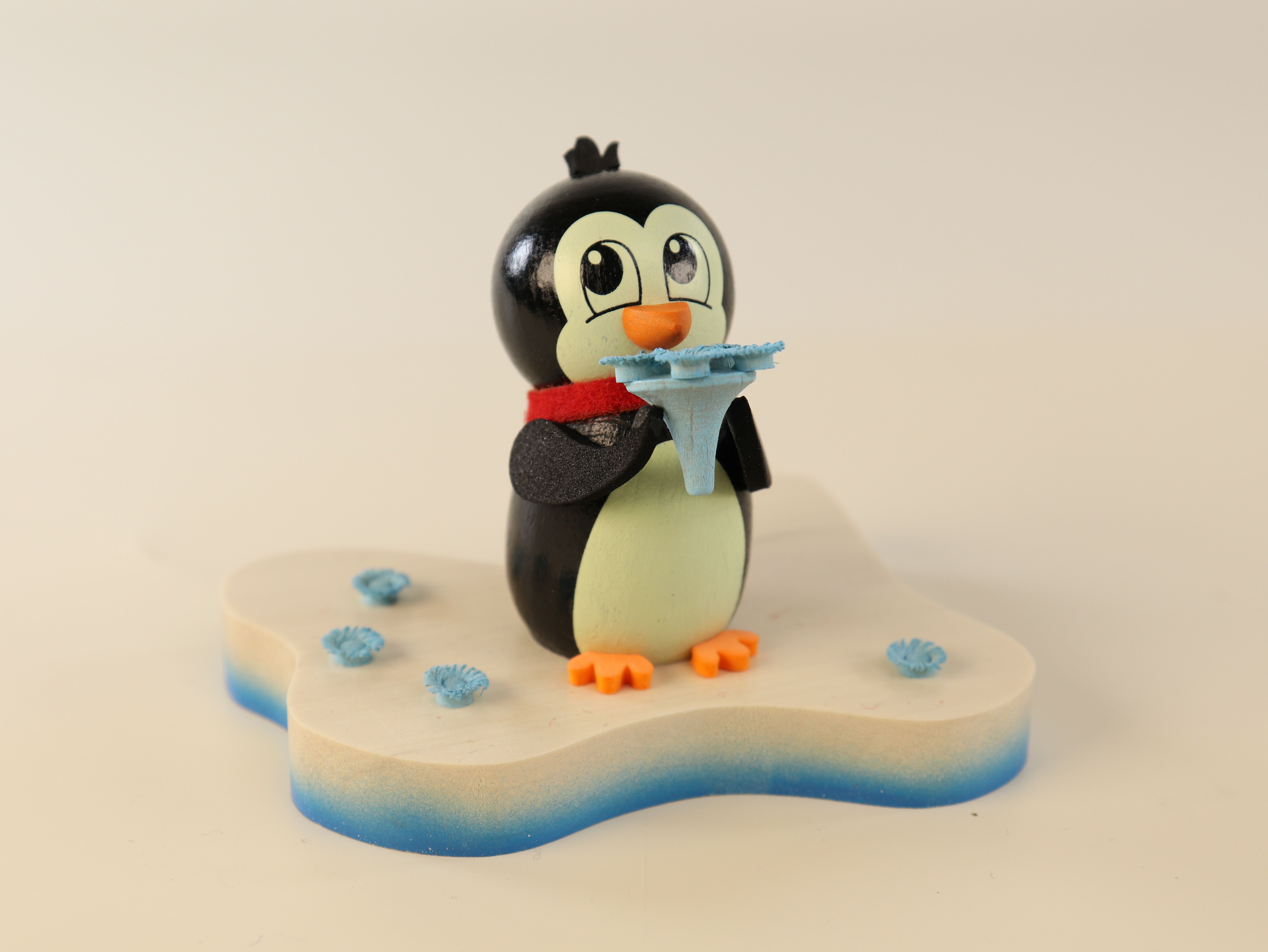 Tischschmuck aus Holz 'Pinguin auf Eisscholle mit Eisblume' kaufen