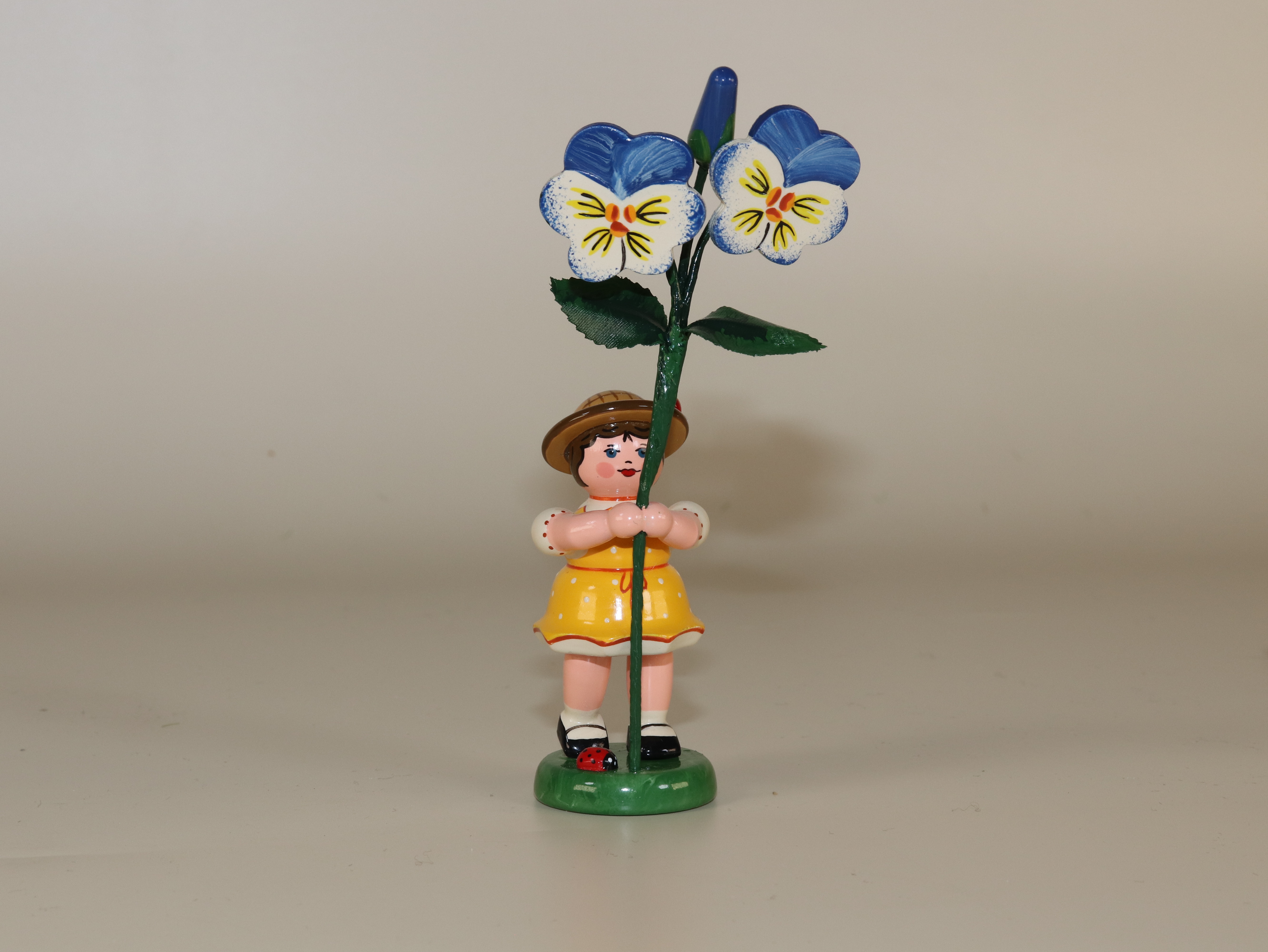 Blütenkind "Mädchen mit Hornveilchen" als Frühlings-Tischdekoration