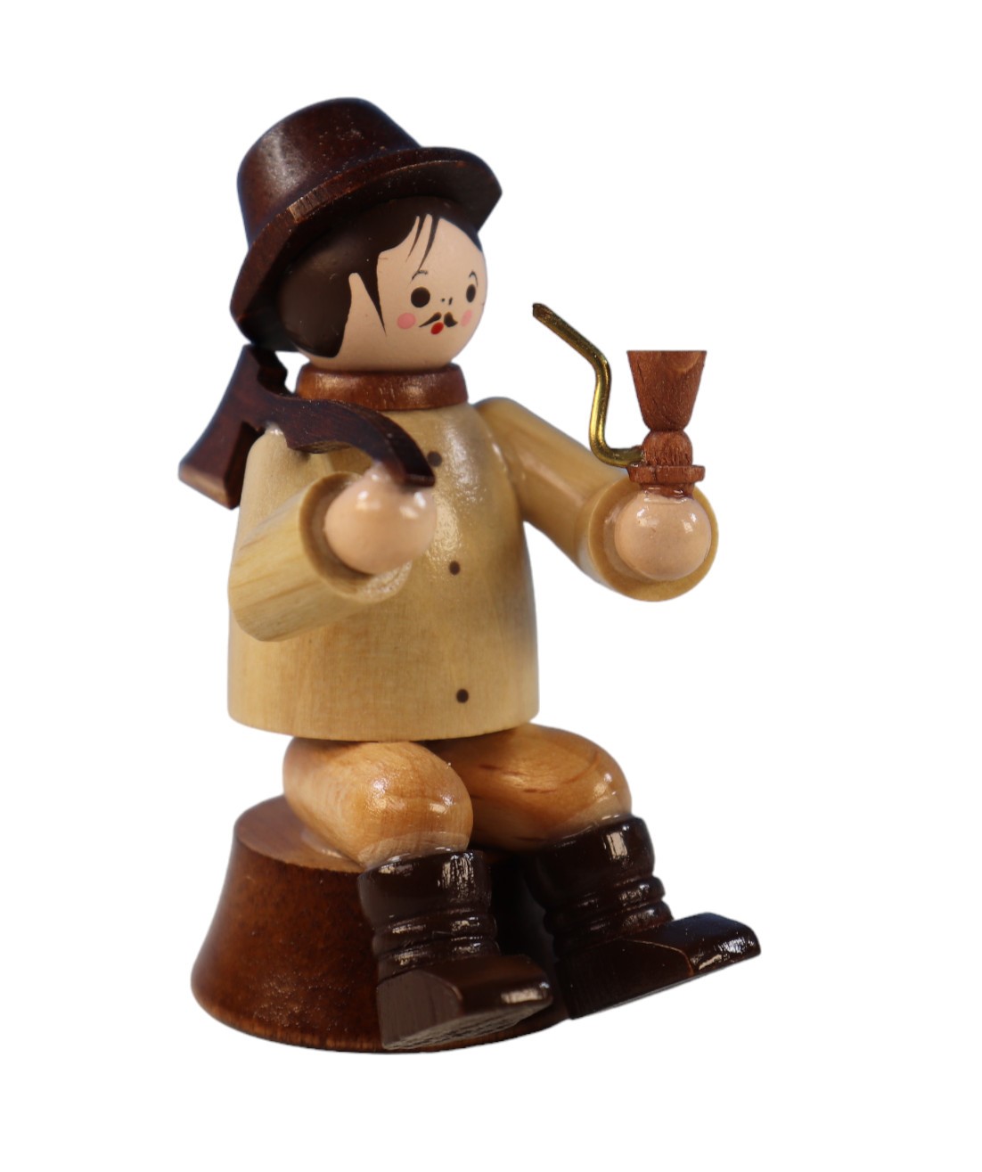 Waldmann auf Baumstamm